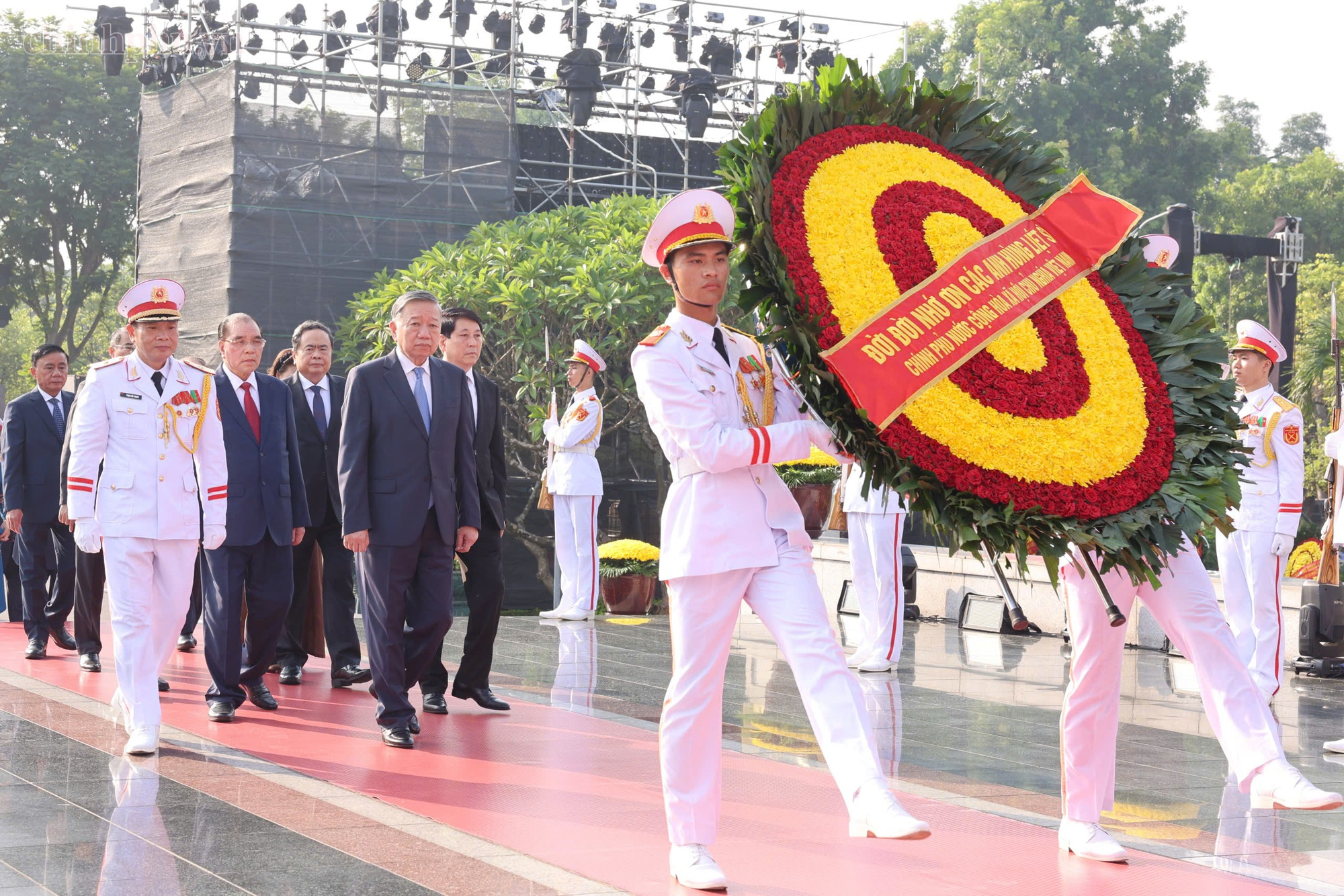 79 năm Ngày Thương binh-Liệt sĩ: Lãnh đạo Đảng, Nhà nước tưởng niệm các Anh hùng liệt sĩ và viếng Chủ tịch Hồ Chí Minh Kỷ niệm 79 năm Ngày Thương binh-Liệt sĩ: Lãnh đạo Đảng, Nhà nước tưởng niệm các Anh hùng liệt sĩ và viếng Chủ tịch Hồ Chí Minh- Ảnh 1.