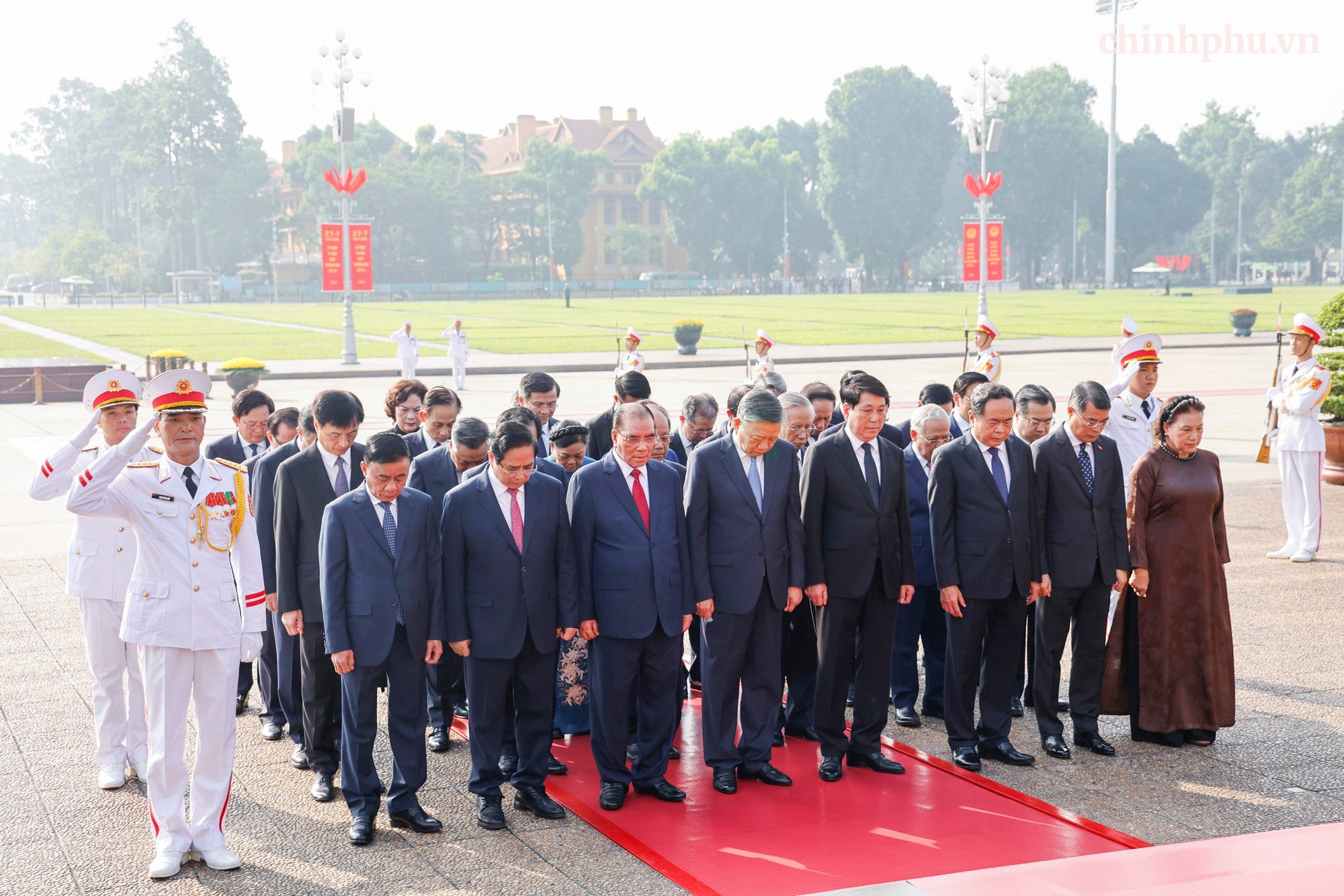 79 năm Ngày Thương binh-Liệt sĩ: Lãnh đạo Đảng, Nhà nước tưởng niệm các Anh hùng liệt sĩ và viếng Chủ tịch Hồ Chí Minh Kỷ niệm 79 năm Ngày Thương binh-Liệt sĩ: Lãnh đạo Đảng, Nhà nước tưởng niệm các Anh hùng liệt sĩ và viếng Chủ tịch Hồ Chí Minh- Ảnh 7.