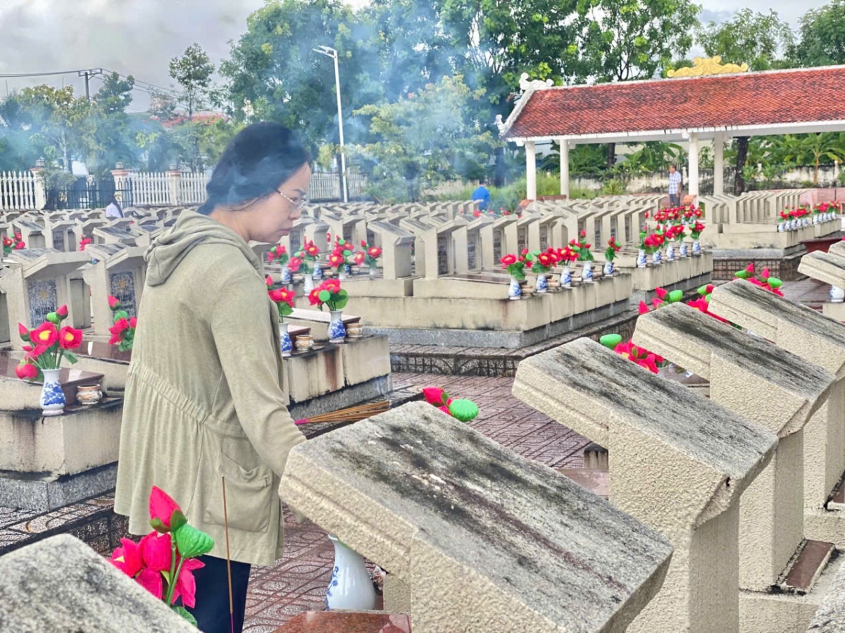 Viếng nghĩa trang liệt sĩ nhân kỷ niệm Ngày Thương binh - Liệt sĩ 27/7 Viếng nghĩa trang liệt sĩ nhân kỷ niệm Ngày Thương binh - Liệt sĩ 27/7