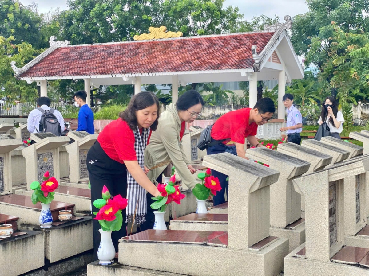 Mỗi nén hương được thắp lên là lời tri ân sâu sắc của thế hệ hôm nay đối với các anh hùng liệt sĩ đã hy sinh vì độc lập, tự do của Tổ quốc Mỗi nén hương được thắp lên là lời tri ân sâu sắc của thế hệ hôm nay đối với các anh hùng liệt sĩ đã hy sinh vì độc lập, tự do của Tổ quốc