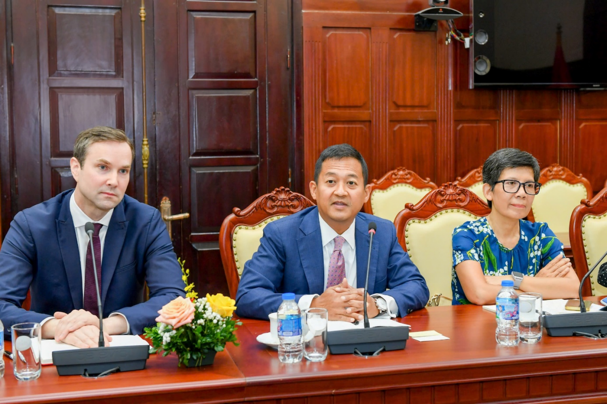 Thống đốc Phạm Đức Ấn làm việc với Trưởng đại diện đương nhiệm và kế nhiệm của IMF Thống đốc Phạm Đức Ấn làm việc với Trưởng đại diện đương nhiệm và kế nhiệm của IMF