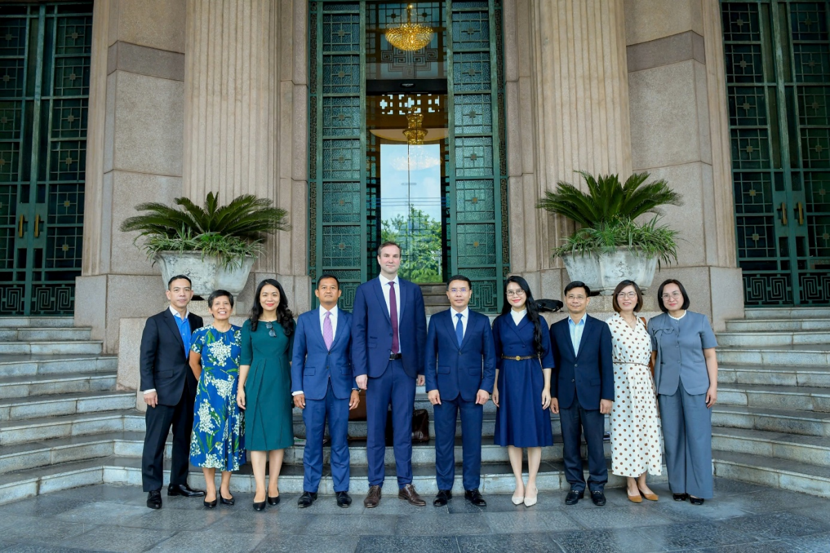 Thống đốc Phạm Đức Ấn làm việc với Trưởng đại diện đương nhiệm và kế nhiệm của IMF Thống đốc Phạm Đức Ấn làm việc với Trưởng đại diện đương nhiệm và kế nhiệm của IMF