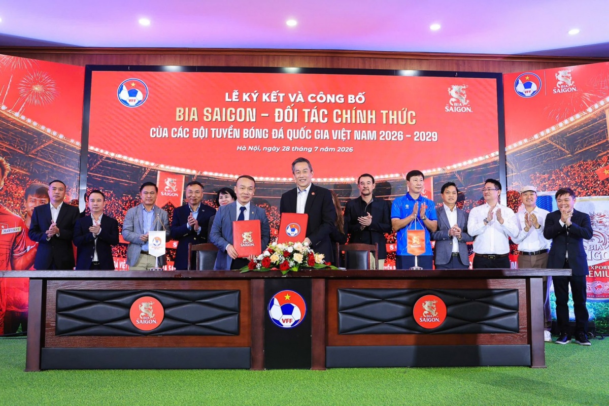 Tổng thư ký VFF Nguyễn Văn Phú và Tổng giám đốc SABECO Lester Tan Teck Chuan thực hiện nghi thức ký kết Bia Saigon trở thành Nhà tài trợ chính cho các Đội tuyển Bóng đá Quốc gia Việt Nam Tổng thư ký VFF Nguyễn Văn Phú và Tổng giám đốc SABECO Lester Tan Teck Chuan thực hiện nghi thức ký kết Bia Saigon trở thành Nhà tài trợ chính cho các Đội tuyển Bóng đá Quốc gia Việt Nam