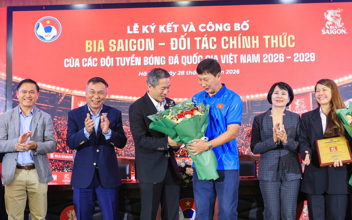 HLV Kim Sang Sik tặng hoa chúc mừng Nhà tài trợ SABECO. HLV Kim Sang Sik tặng hoa chúc mừng Nhà tài trợ SABECO.
