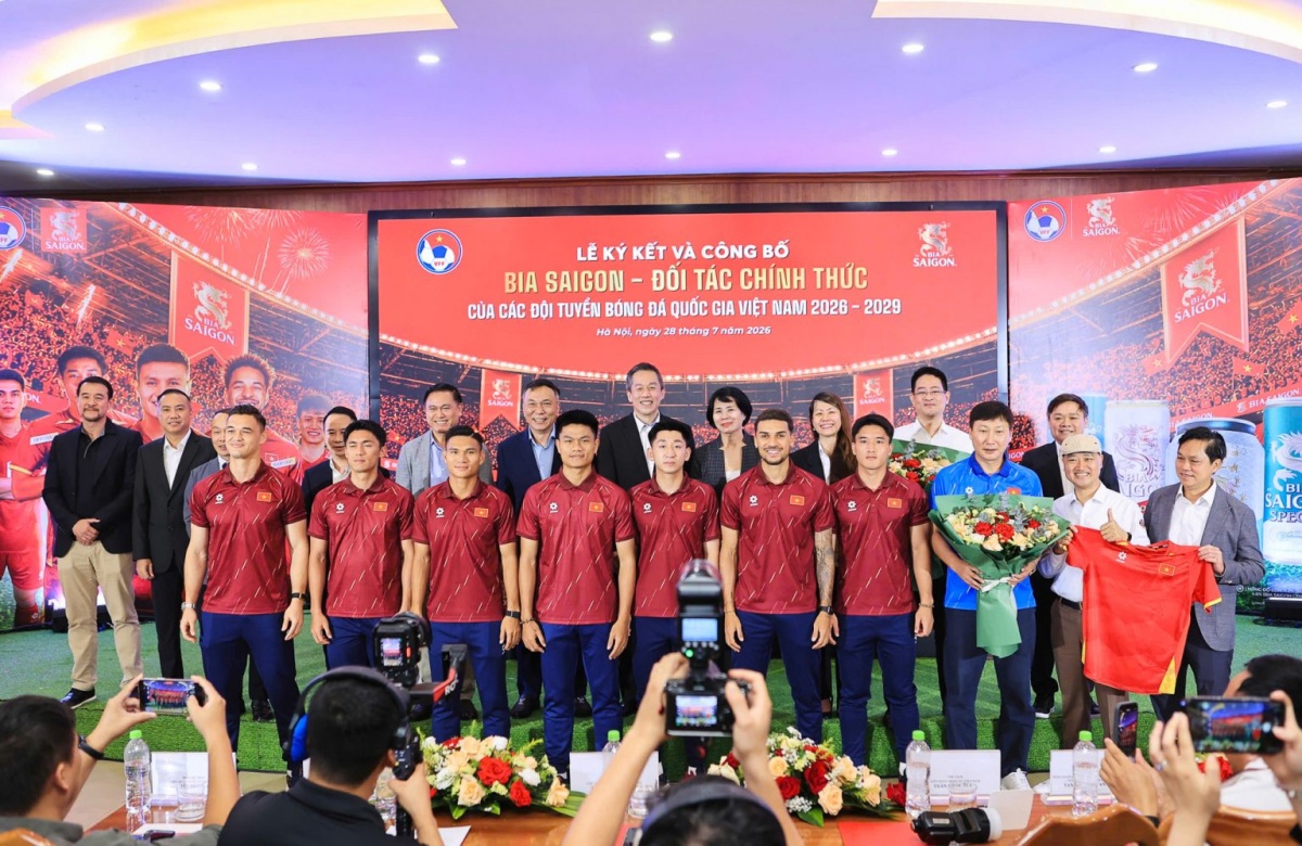 Lãnh đạo Cục TDTT Việt Nam, LĐBĐVN, SABECO chụp ảnh lưu niệm cùng đại diện BHL và các tuyển thủ. Lãnh đạo Cục TDTT Việt Nam, LĐBĐVN, SABECO chụp ảnh lưu niệm cùng đại diện BHL và các tuyển thủ.
