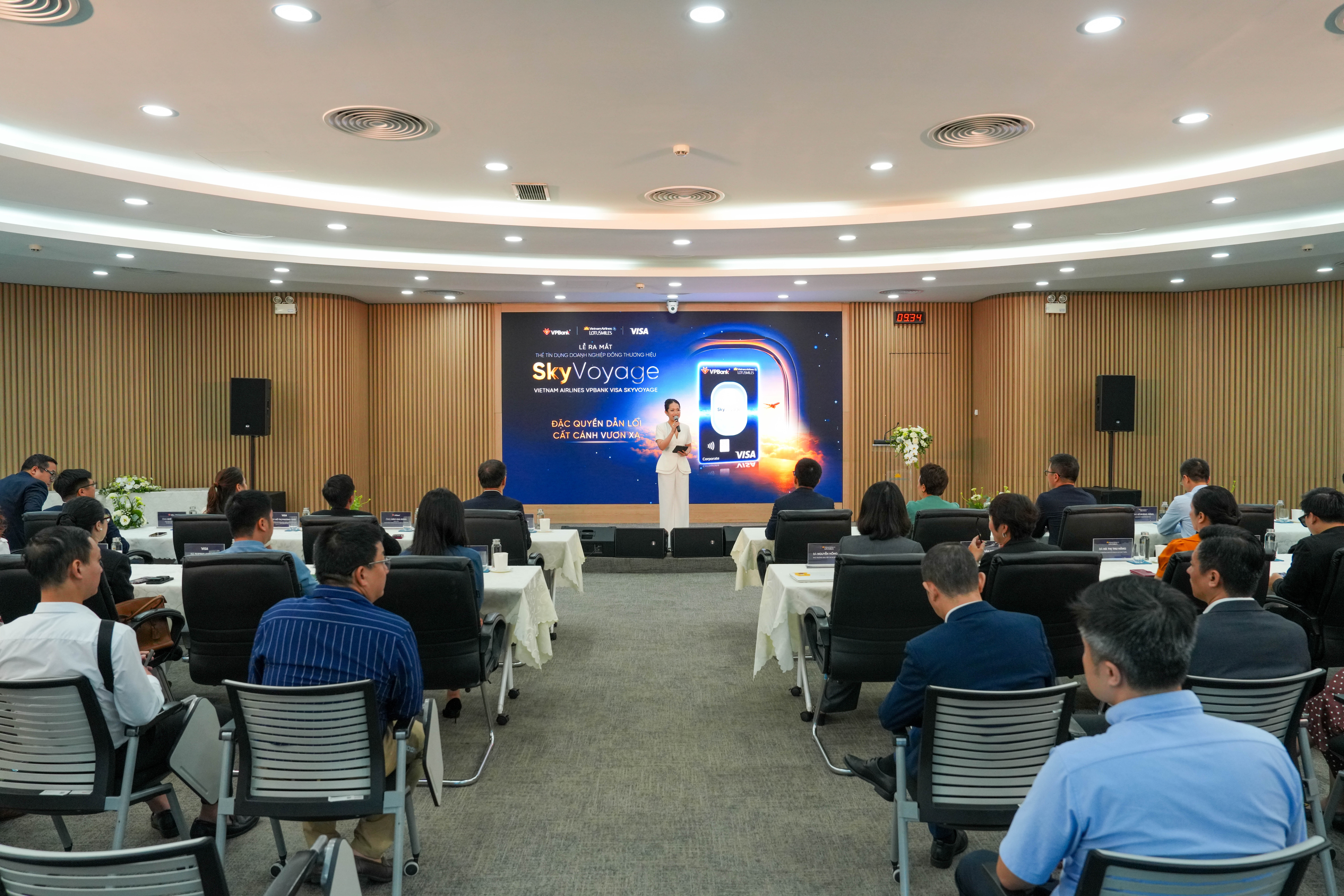 Bên cạnh các quyền lợi hàng không, SkyVoyage còn tích hợp nhiều tiện ích tài chính như có thể thanh toán tại hơn 33 triệu điểm chấp nhận thẻ trên hơn 200 quốc gia và vùng lãnh thổ Bên cạnh các quyền lợi hàng không, SkyVoyage còn tích hợp nhiều tiện ích tài chính như có thể thanh toán tại hơn 33 triệu điểm chấp nhận thẻ trên hơn 200 quốc gia và vùng lãnh thổ
