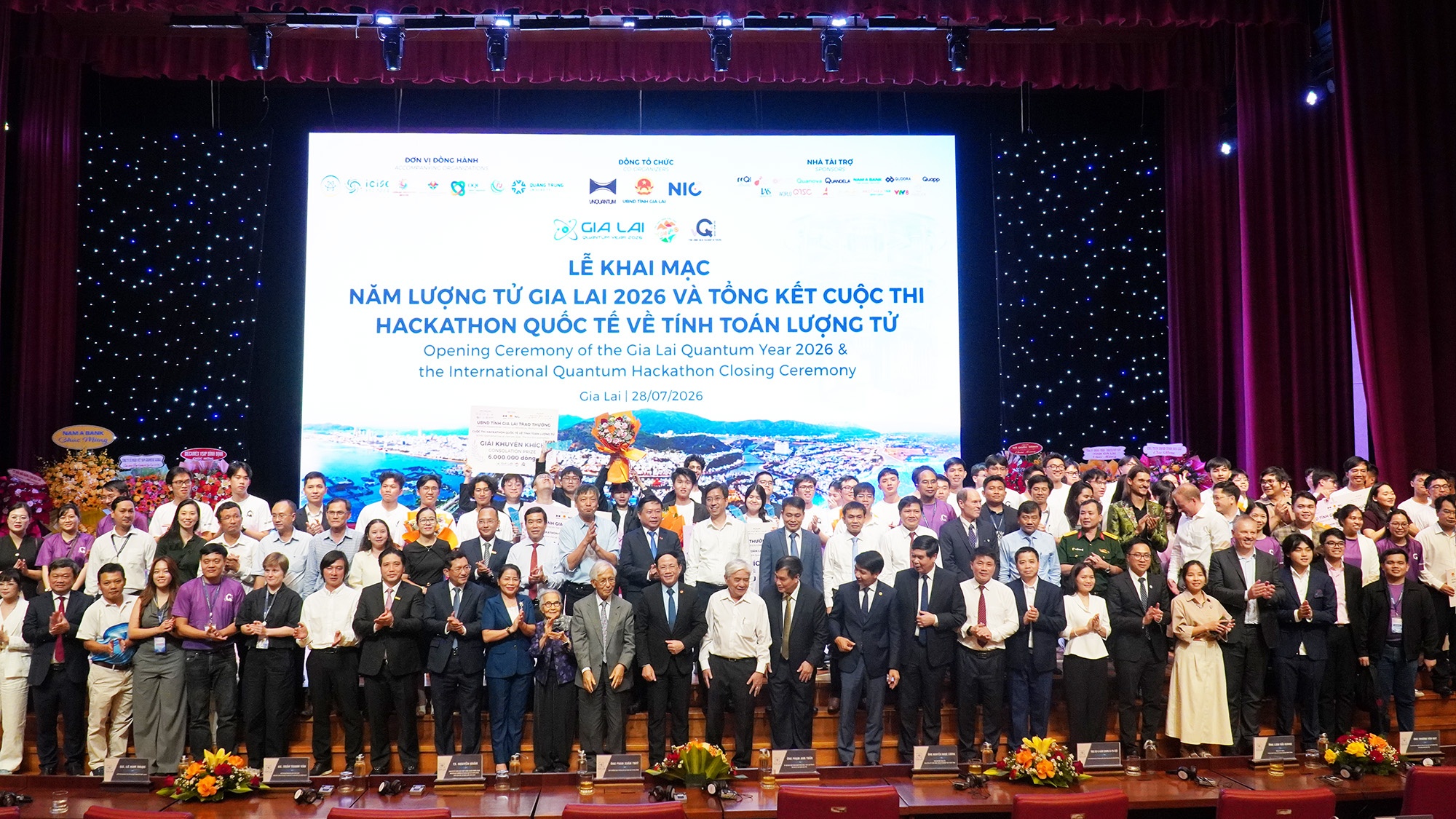 Thí sinh và Ban giám khảo chụp ảnh lưu niệm. 