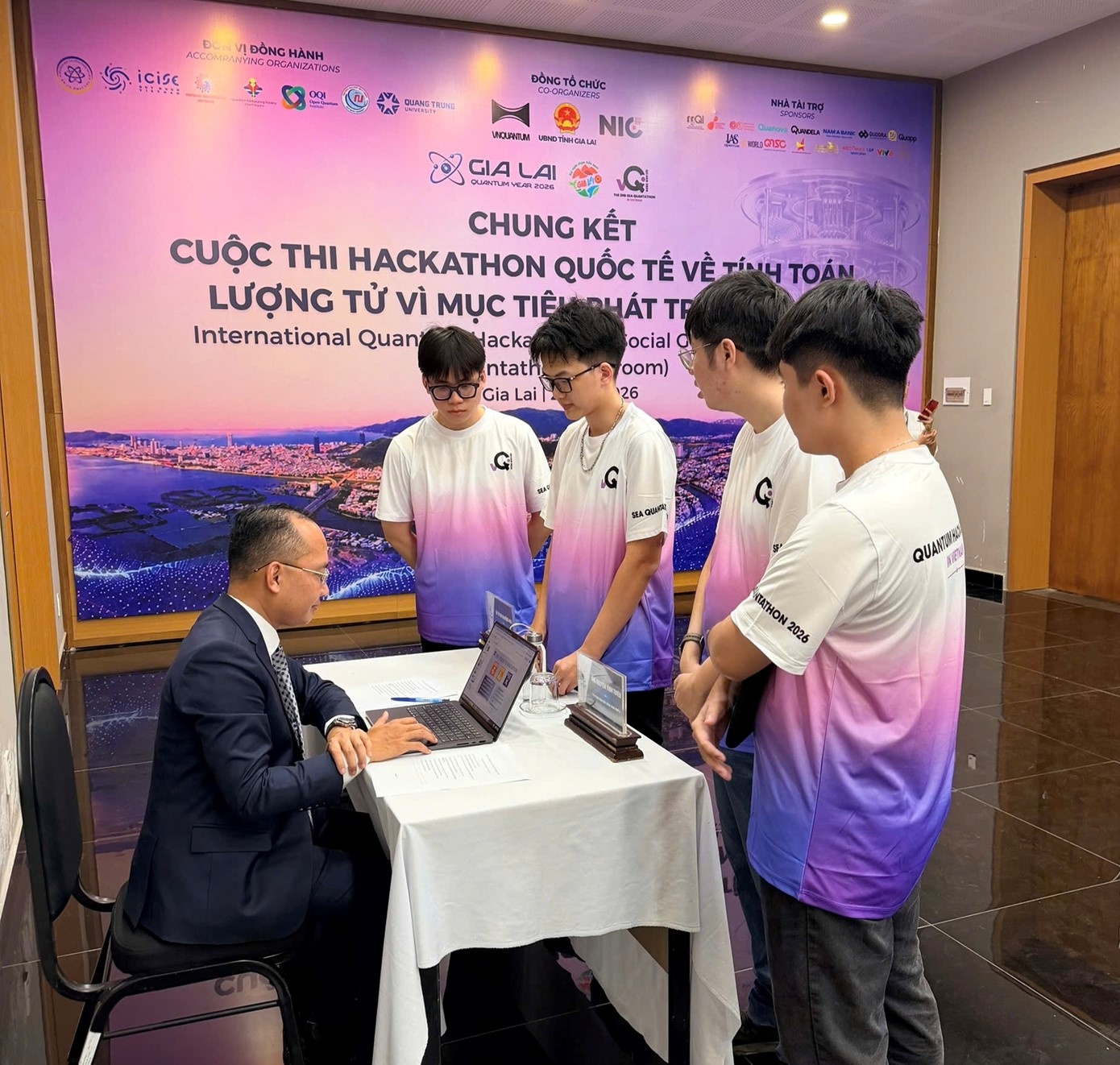 Ông Nguyễn Vĩnh Tuyên – Phó Tổng Giám đốc Nam A Bank, thành viên Ban giám khảo cuộc thi đang trao đổi cùng các thí sinh. 