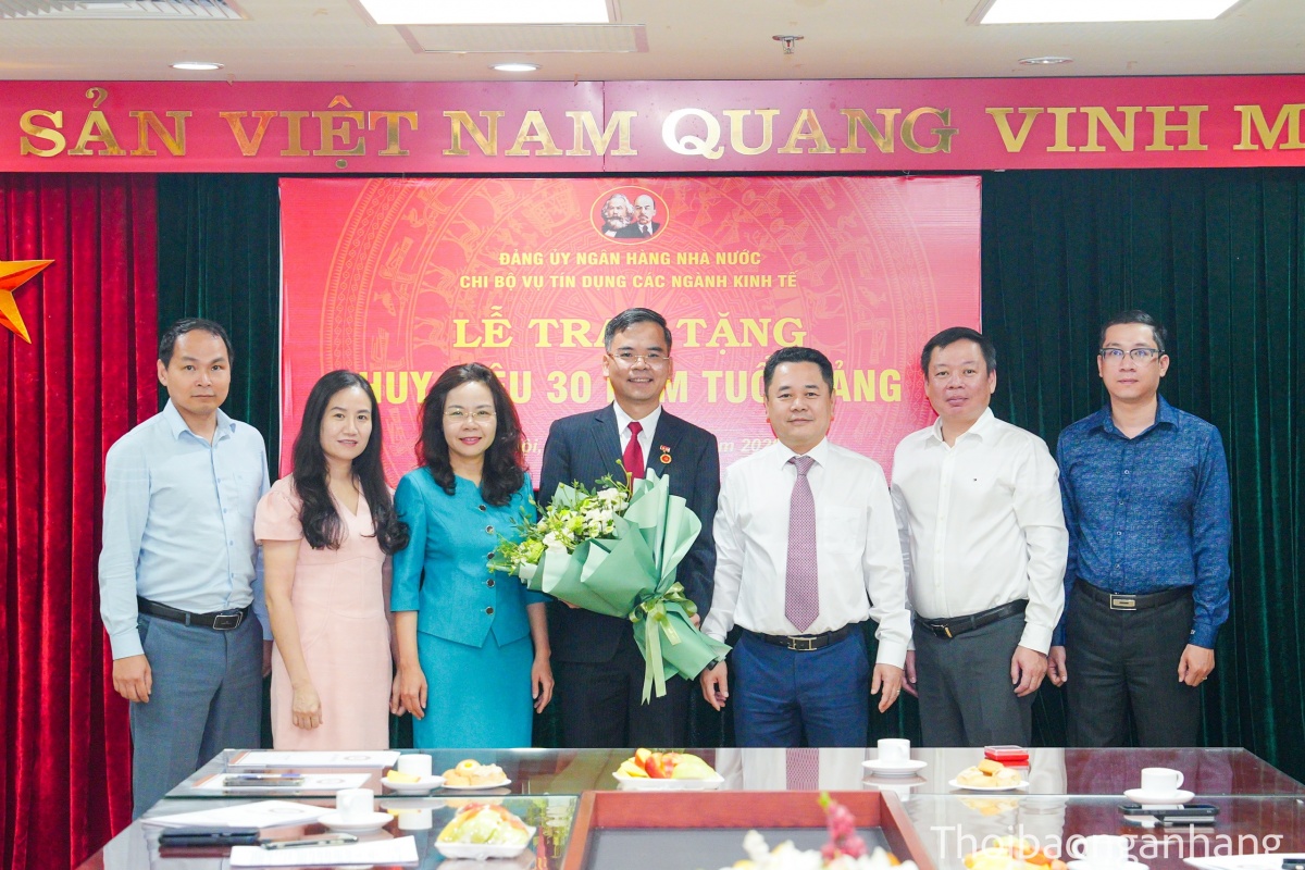 Trao tặng Huy hiệu 30 năm tuổi Đảng cho đồng chí Nguyễn Xuân Bắc Trao tặng Huy hiệu 30 năm tuổi Đảng cho đồng chí Nguyễn Xuân Bắc