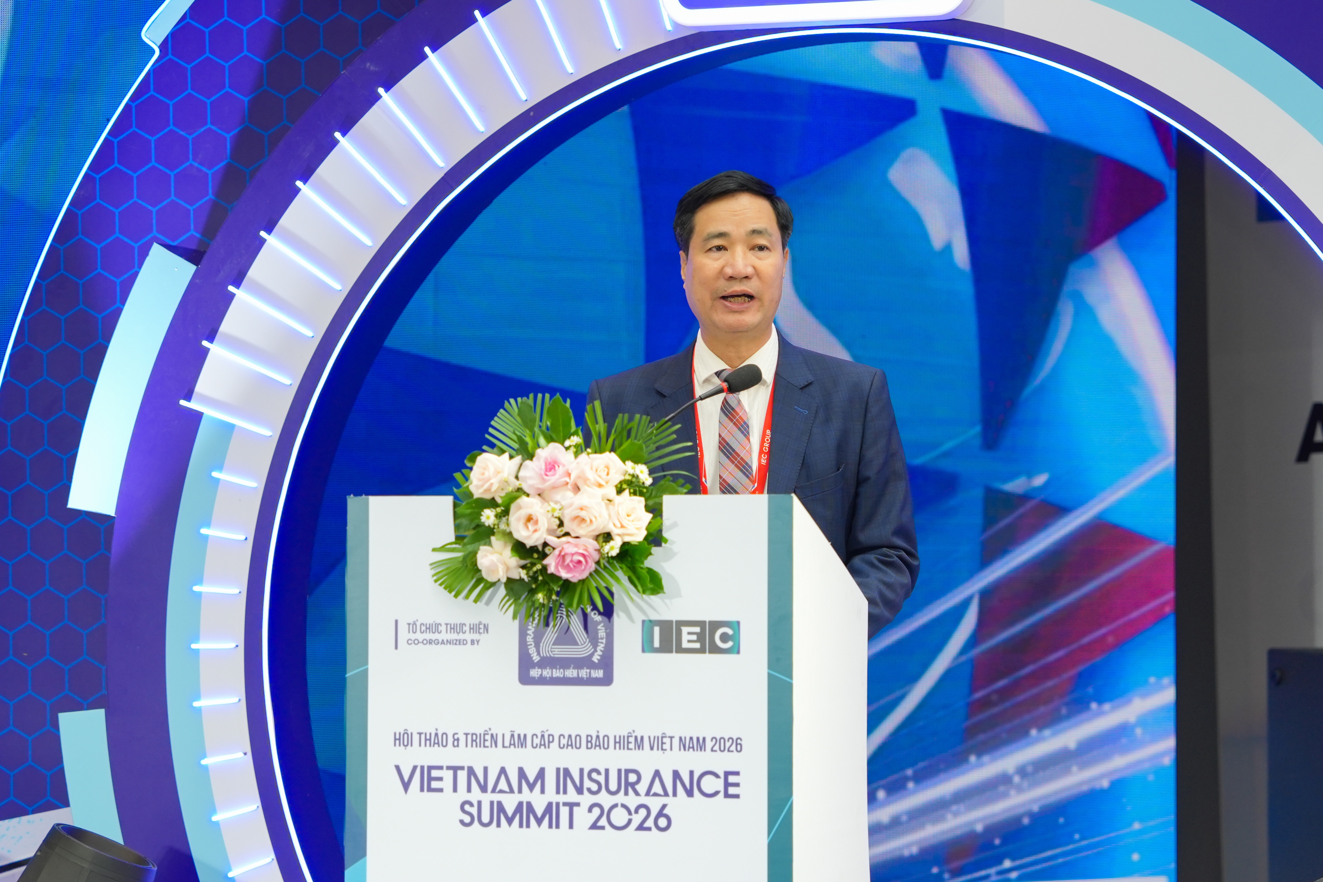 Tái định hình tương lai bảo hiểm với dữ liệu, AI và chuyển đổi bền vững Tái định hình tương lai bảo hiểm với dữ liệu, AI và chuyển đổi bền vững