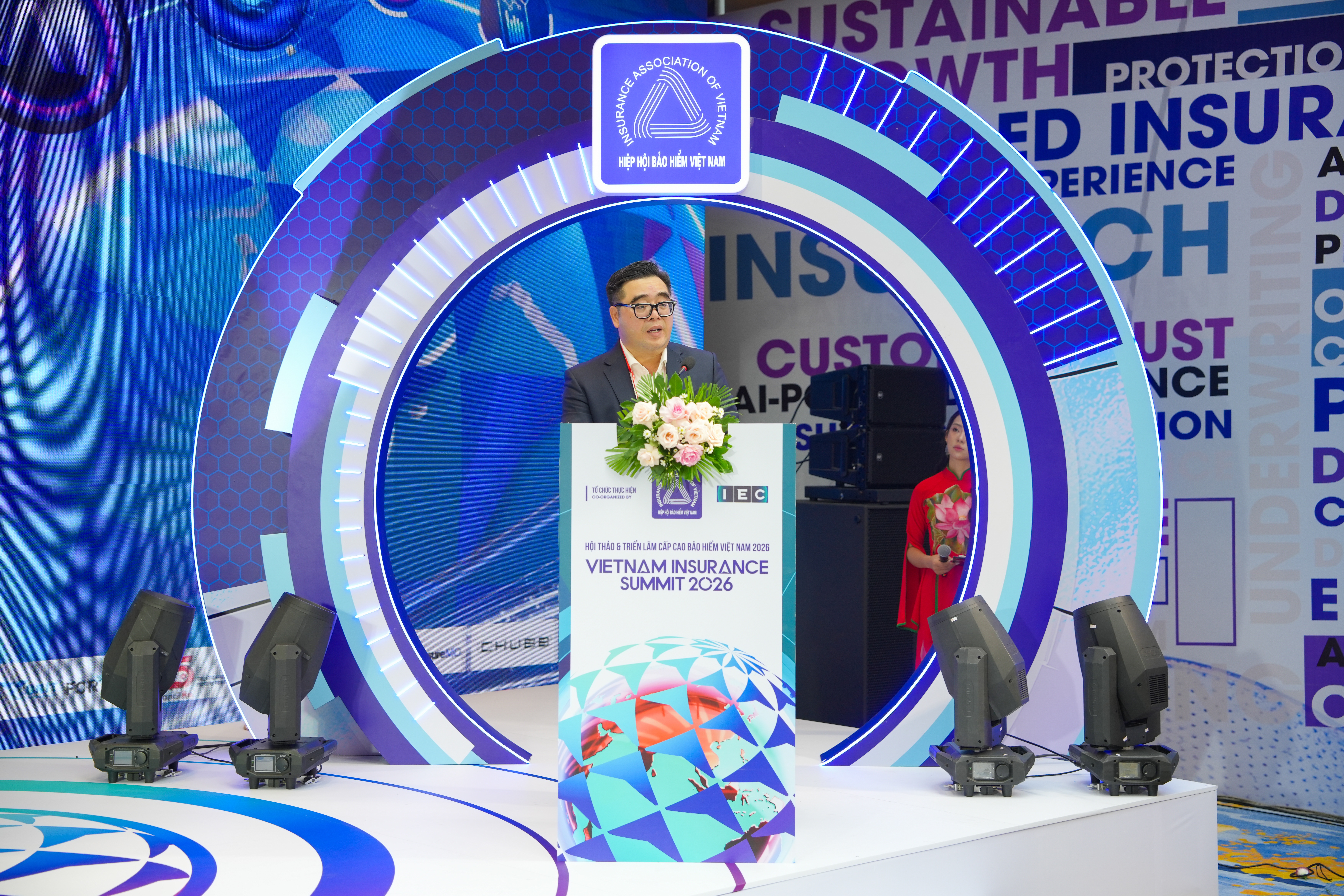 Tái định hình tương lai bảo hiểm với dữ liệu, AI và chuyển đổi bền vững Tái định hình tương lai bảo hiểm với dữ liệu, AI và chuyển đổi bền vững