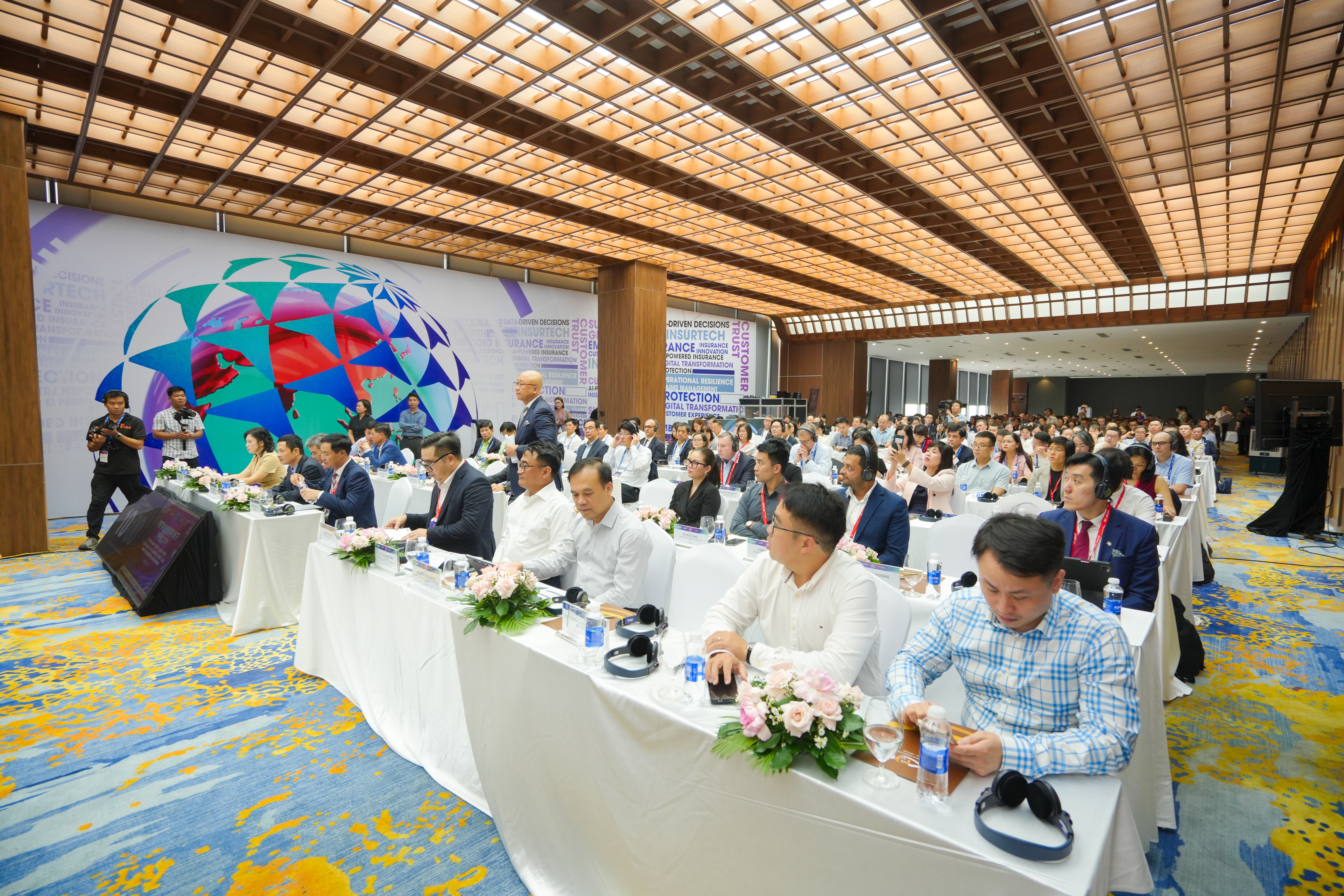 Tái định hình tương lai bảo hiểm với dữ liệu, AI và chuyển đổi bền vững Tái định hình tương lai bảo hiểm với dữ liệu, AI và chuyển đổi bền vững