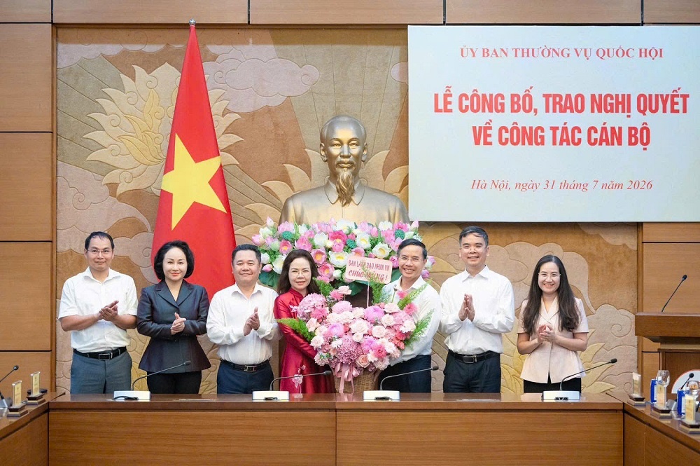 Phó Chủ tịch Thường trực Quốc hội Đỗ Văn Chiến trao Nghị quyết của Ủy ban Thường vụ Quốc hội về công tác cán bộ