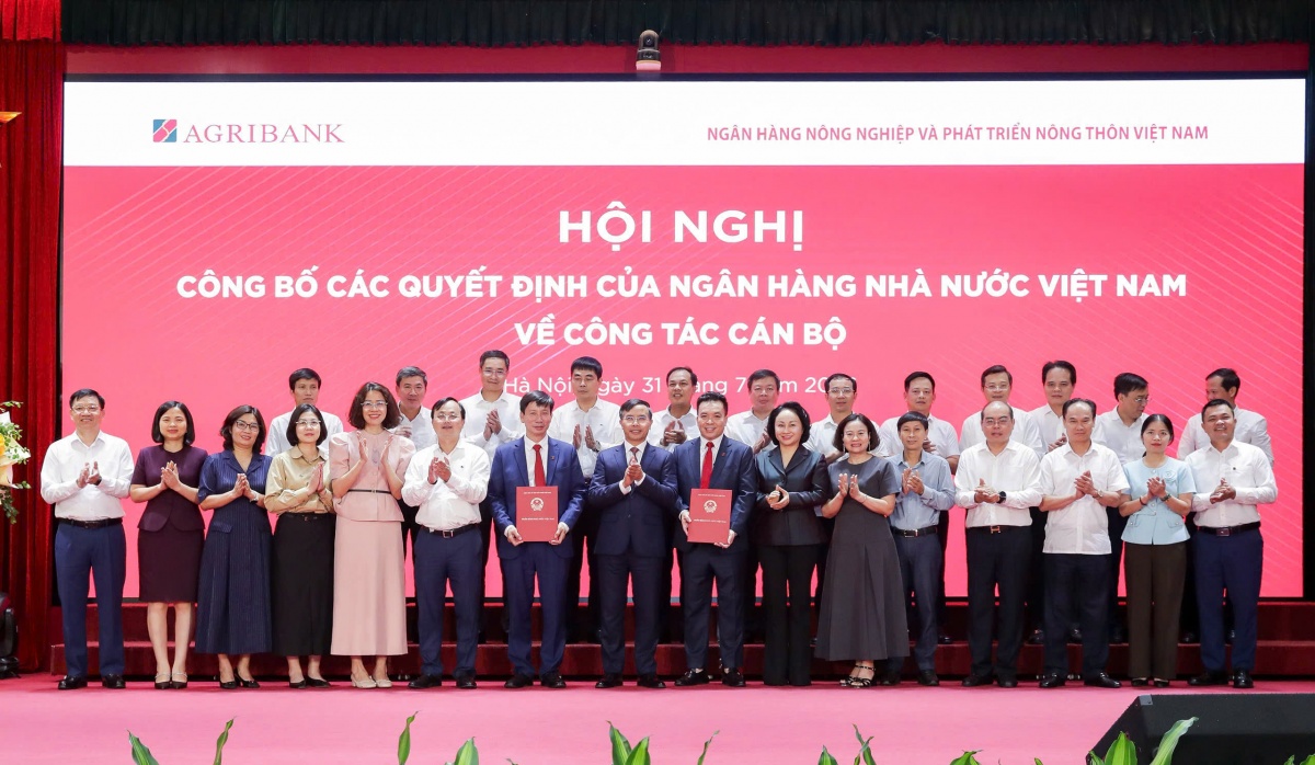 Thống đốc Phạm Đức Ấn trao quyết định bổ nhiệm nhân sự cấp cao Agribank Thống đốc Phạm Đức Ấn trao quyết định bổ nhiệm nhân sự cấp cao Agribank