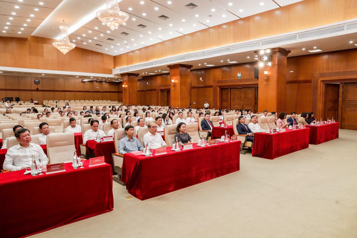 Thống đốc Phạm Đức Ấn trao quyết định bổ nhiệm nhân sự cấp cao Agribank Thống đốc Phạm Đức Ấn trao quyết định bổ nhiệm nhân sự cấp cao Agribank