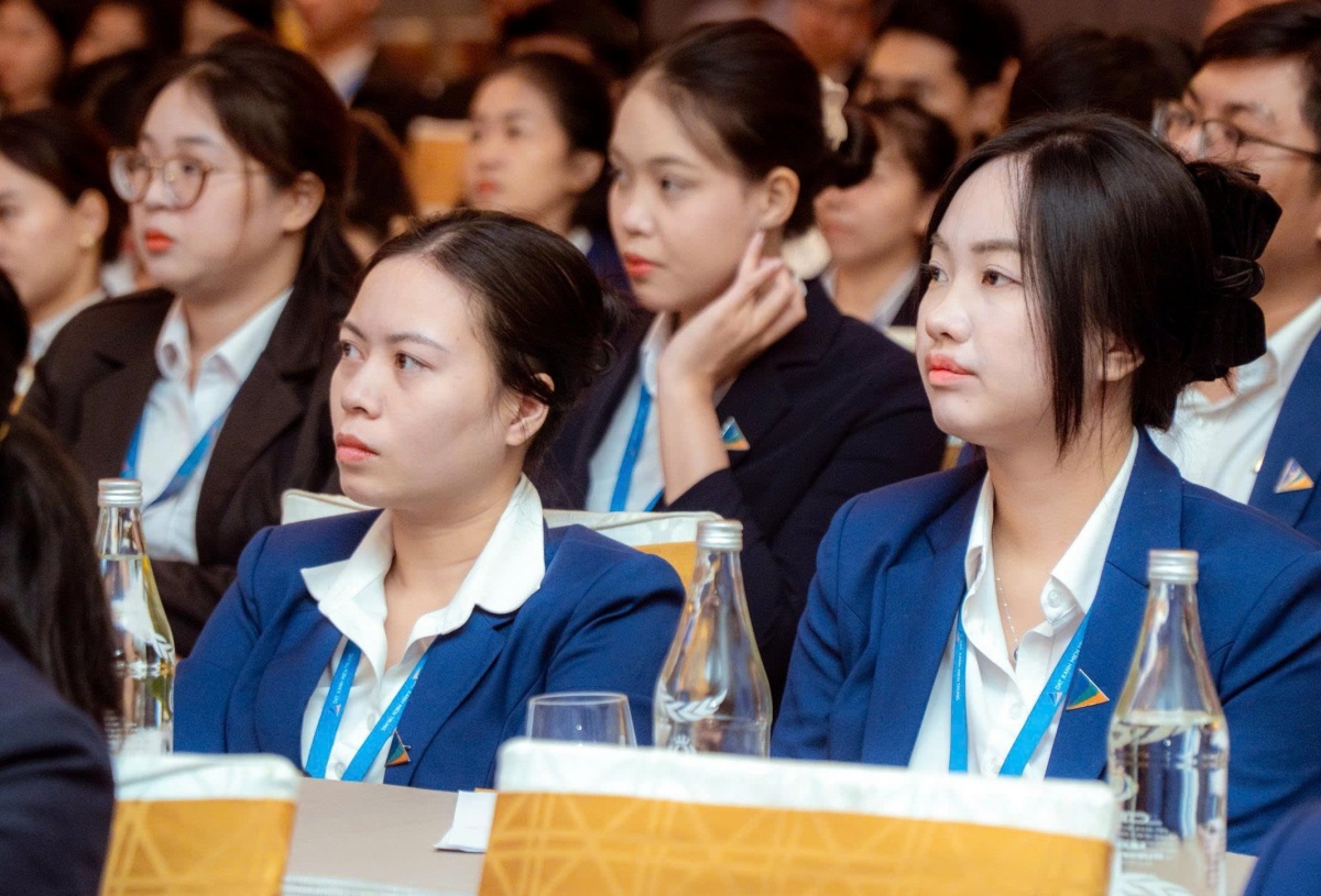 Các chuyên viên bán hàng lắng nghe đào tạo về dự án Các chuyên viên bán hàng lắng nghe đào tạo về dự án