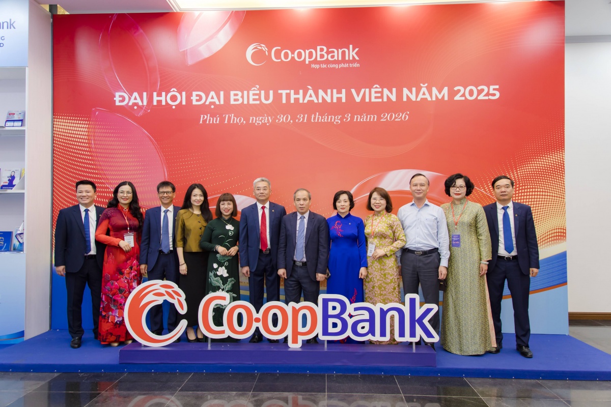 Ông Đoàn Thái Sơn - Phó Thống đốc Thường trực NHNN Việt Nam cùng đại diện một số lãnh đạo đơn vị thuộc NHNN, lãnh đạo Co-opBank chụp ảnh lưu niệm tại Đại hội Đại biểu Thành viên Co-opBank năm 2025 Ông Đoàn Thái Sơn - Phó Thống đốc Thường trực NHNN Việt Nam cùng đại diện một số lãnh đạo đơn vị thuộc NHNN, lãnh đạo Co-opBank chụp ảnh lưu niệm tại Đại hội Đại biểu Thành viên Co-opBank năm 2025