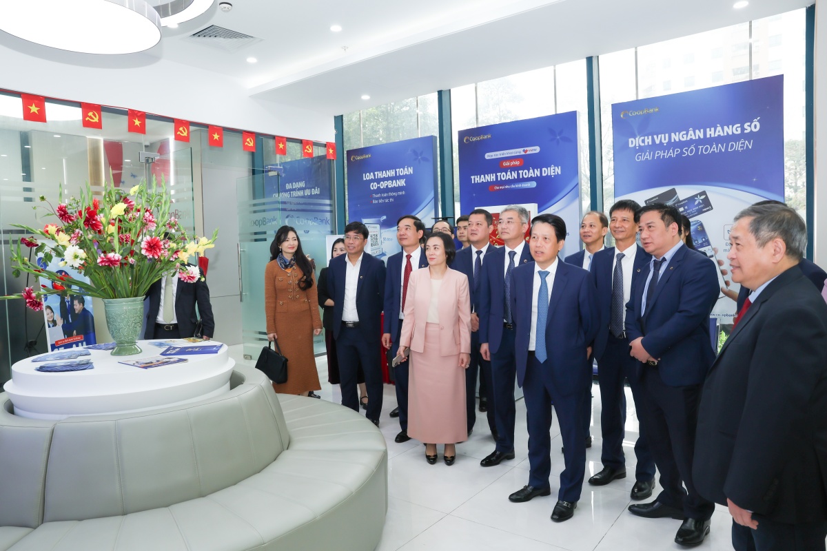 Ông Phạm Tiến Dũng - Phó Thống đốc NHNN Việt Nam thăm Trung tâm Thẻ và Dịch vụ Ngân hàng số Co-opBank Ông Phạm Tiến Dũng - Phó Thống đốc NHNN Việt Nam thăm Trung tâm Thẻ và Dịch vụ Ngân hàng số Co-opBank