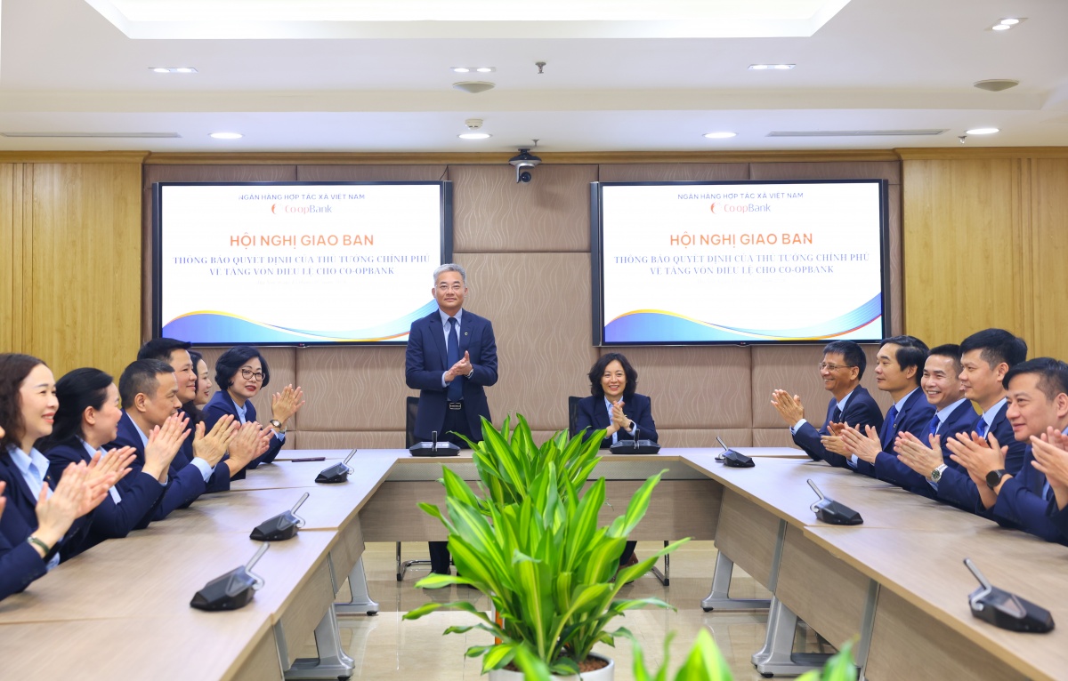 Toàn cảnh Hội nghị giao ban của Co-opBank thông báo Quyết định của Thủ tướng Chính phủ về việc phê duyệt chủ trương tăng vốn điều lệ cho Co-opBank với số tiền 5.000 tỷ đồng Toàn cảnh Hội nghị giao ban của Co-opBank thông báo Quyết định của Thủ tướng Chính phủ về việc phê duyệt chủ trương tăng vốn điều lệ cho Co-opBank với số tiền 5.000 tỷ đồng