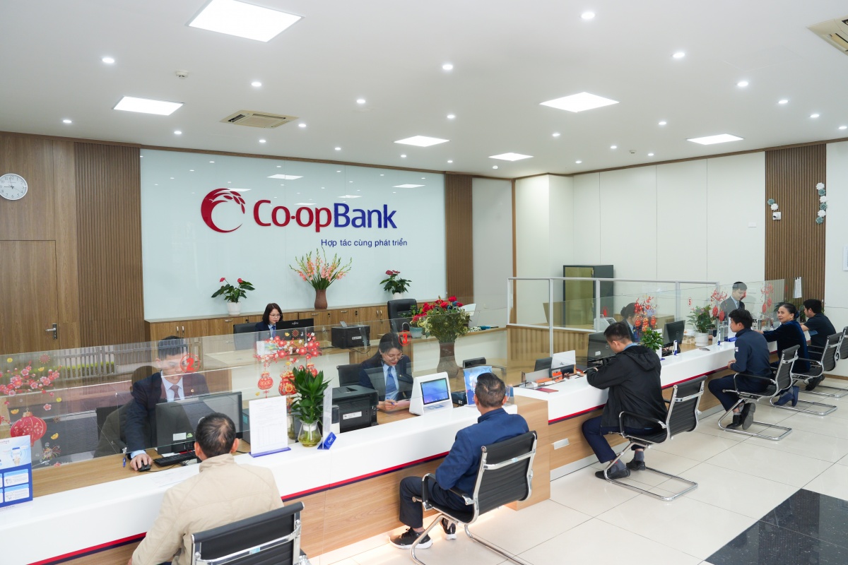 Khách hàng giao dịch tại Chi nhánh Co-opBank Khách hàng giao dịch tại Chi nhánh Co-opBank