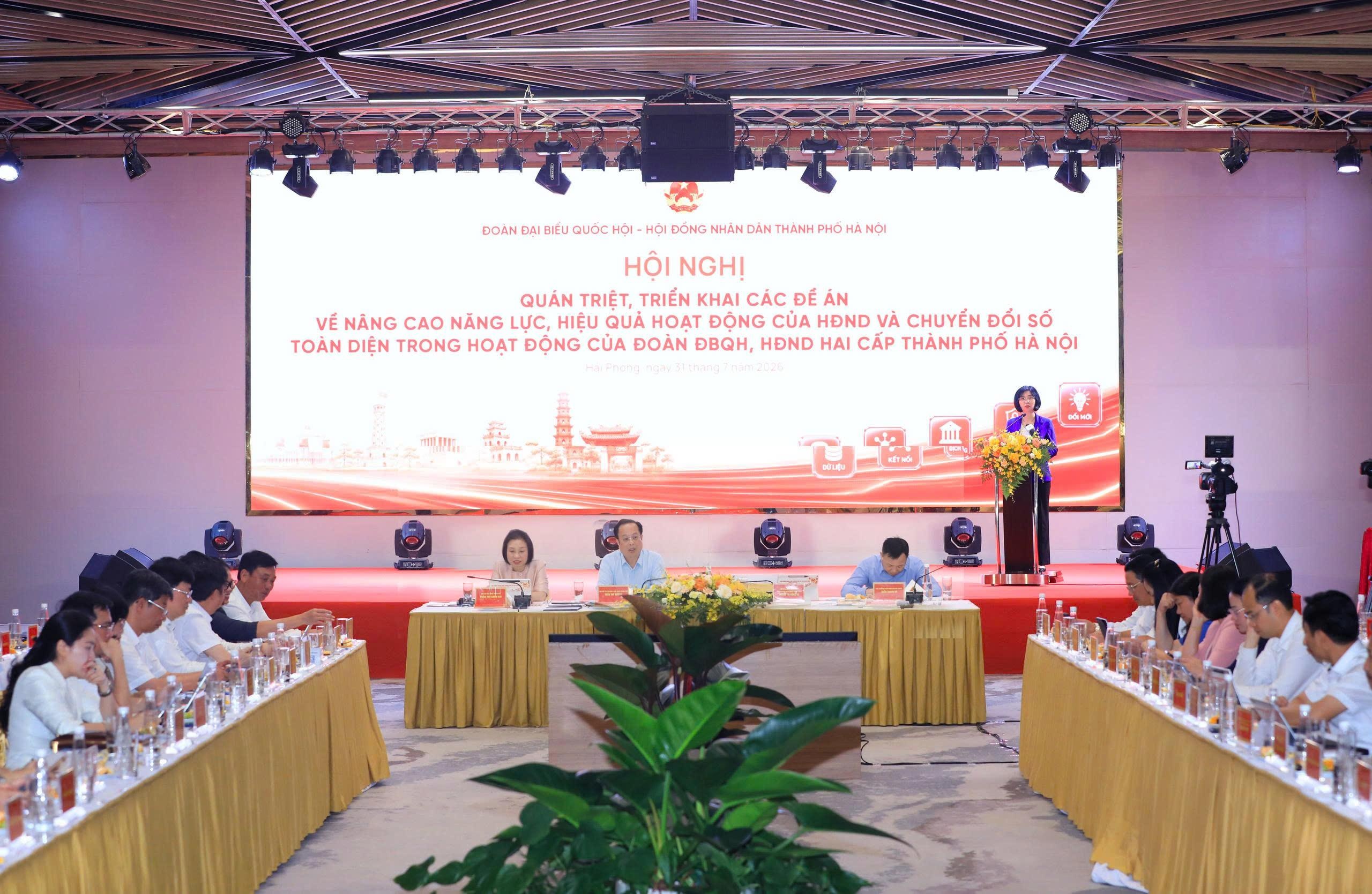 Chủ tịch HĐND thành phố Phùng Thị Hồng Hà nhấn mạnh: “Nâng cao năng lực, hiệu lực, hiệu quả hoạt động là yêu cầu về chất lượng; còn chuyển đổi số là phương thức quan trọng để tổ chức thực hiện khoa học, minh bạch và hiệu quả hơn”