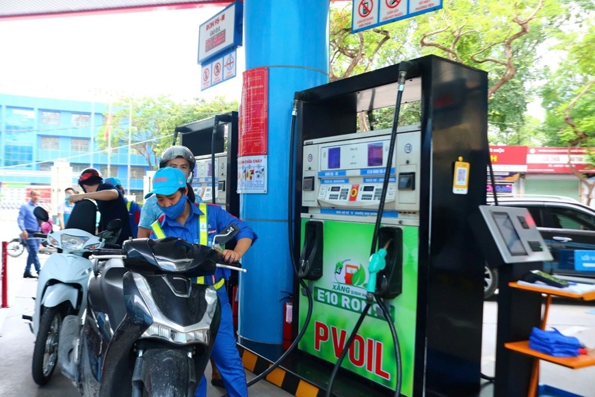 Người dân đổ xăng E10 tại cửa hàng trên phố Thái Thịnh, Hà Nội. Ảnh: TUYẾT LAN Người dân đổ xăng E10 tại cửa hàng trên phố Thái Thịnh, Hà Nội. Ảnh: TUYẾT LAN