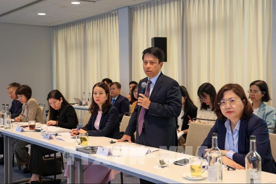 Phó Thống đốc Phạm Tiến Dũng trao đổi một số nội dung doanh nghiệp quan tâm. Ảnh: Anh Hiển - PV TTXVN tại châu Âu Phó Thống đốc Phạm Tiến Dũng trao đổi một số nội dung doanh nghiệp quan tâm. Ảnh: Anh Hiển - PV TTXVN tại châu Âu