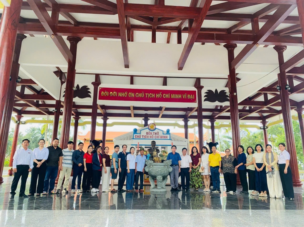 đoàn công tác đã đến dâng hương, tưởng niệm Chủ tịch Hồ Chí Minh tại Đền thờ Bác Hồ ở xã Châu Thới