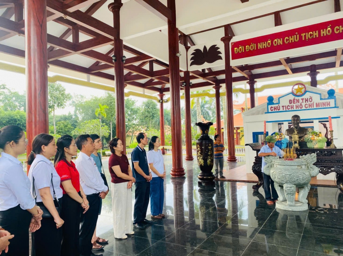 Cựu chiến binh Nguyễn Văn Khoa thắp hương tại Đền thờ Bá