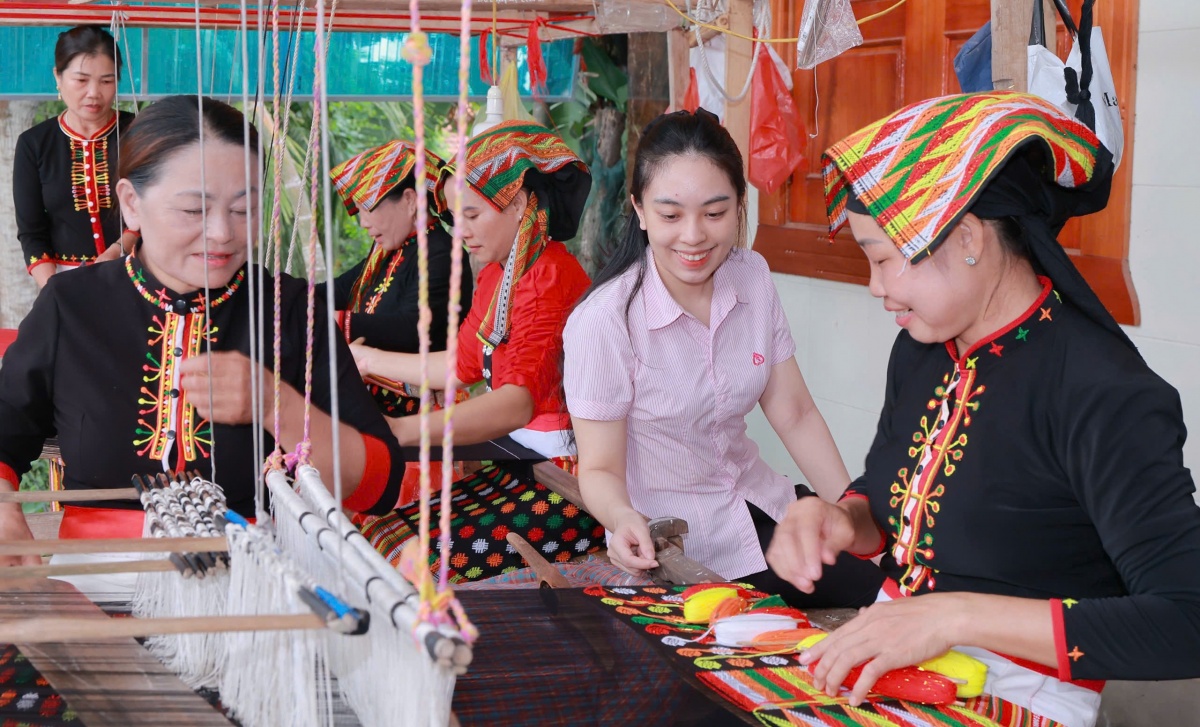 Cơ sở dệt thổ cẩm của gia đình bà Lang Thị Trọng ở xóm Trung Thịnh, xã Nghĩa Đàn, được tiếp sức từ tín dụng ưu đãi. Cơ sở dệt thổ cẩm của gia đình bà Lang Thị Trọng ở xóm Trung Thịnh, xã Nghĩa Đàn, được tiếp sức từ tín dụng ưu đãi.