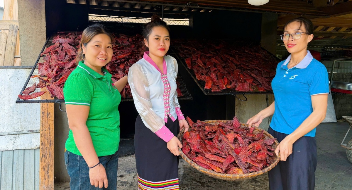 Được vay vốn từ NHCSXH, gia đình bà Vi Thị Thắm ở xã Bình Chuẩn, đã mạnh dạn đầu tư mở rộng sản xuất sản phẩm thịt lợn gác bếp. Được vay vốn từ NHCSXH, gia đình bà Vi Thị Thắm ở xã Bình Chuẩn, đã mạnh dạn đầu tư mở rộng sản xuất sản phẩm thịt lợn gác bếp.