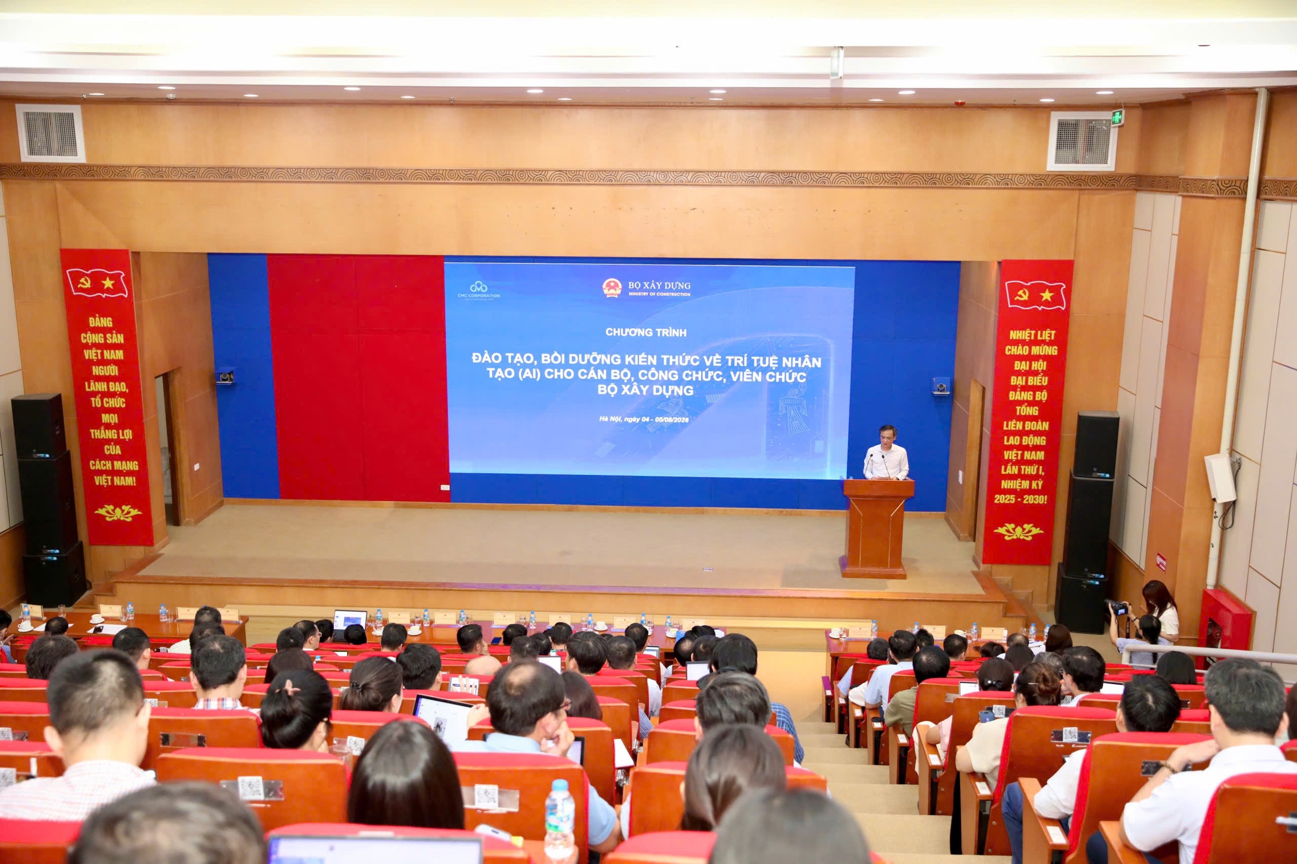 Ảnh 1: Toàn cảnh khai mạc Chương trình đào tạo, bồi dưỡng kiến thức về Trí tuệ nhân tạo (AI) dành cho cán bộ, công chức, viên chức Bộ Xây dựng. Ảnh 1: Toàn cảnh khai mạc Chương trình đào tạo, bồi dưỡng kiến thức về Trí tuệ nhân tạo (AI) dành cho cán bộ, công chức, viên chức Bộ Xây dựng.