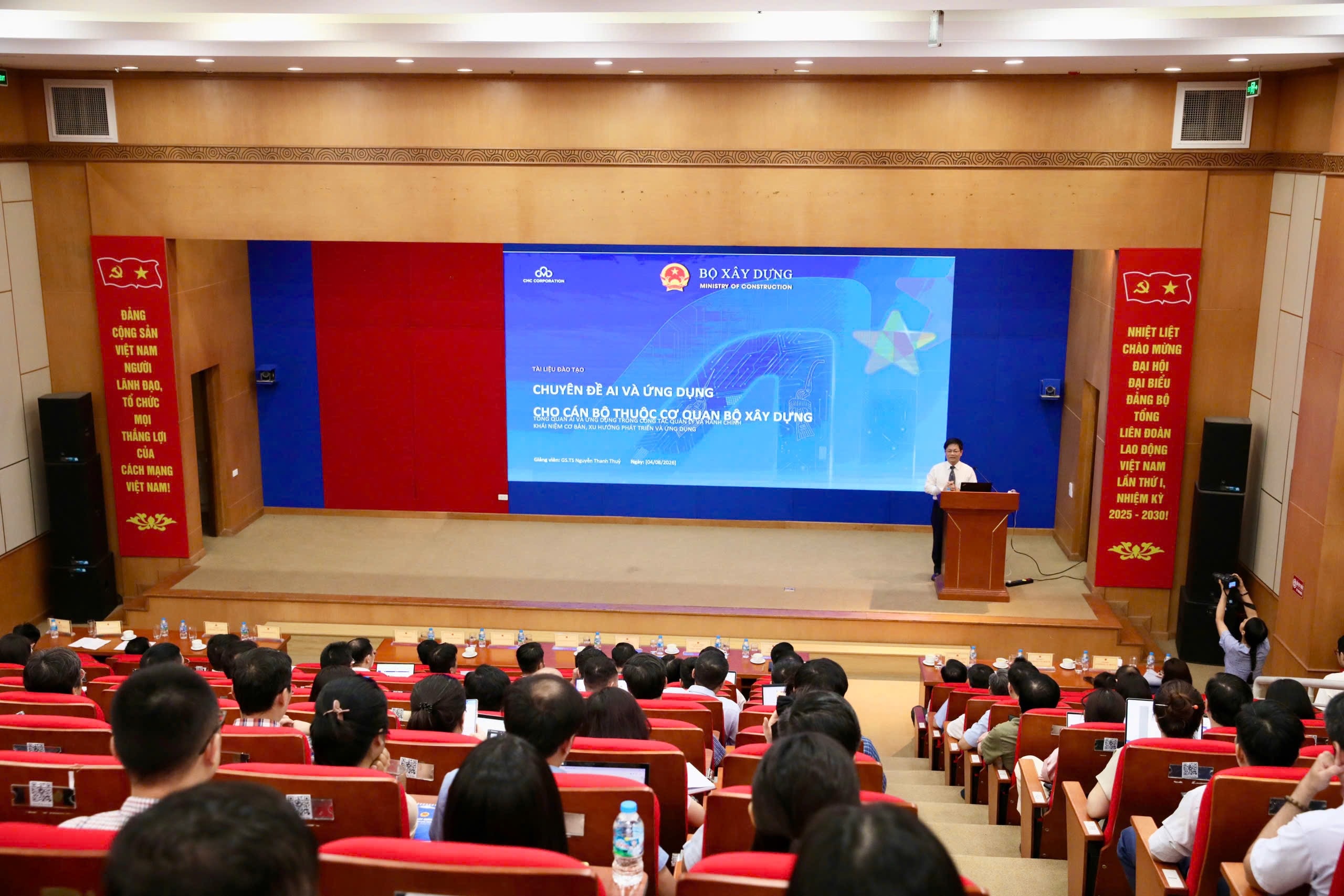 Ảnh 4: GS.TS. Nguyễn Thanh Thủy chia sẻ những góc nhìn về xu hướng phát triển AI và định hướng ứng dụng AI an toàn, hiệu quả trong khu vực công. Ảnh 4: GS.TS. Nguyễn Thanh Thủy chia sẻ những góc nhìn về xu hướng phát triển AI và định hướng ứng dụng AI an toàn, hiệu quả trong khu vực công.