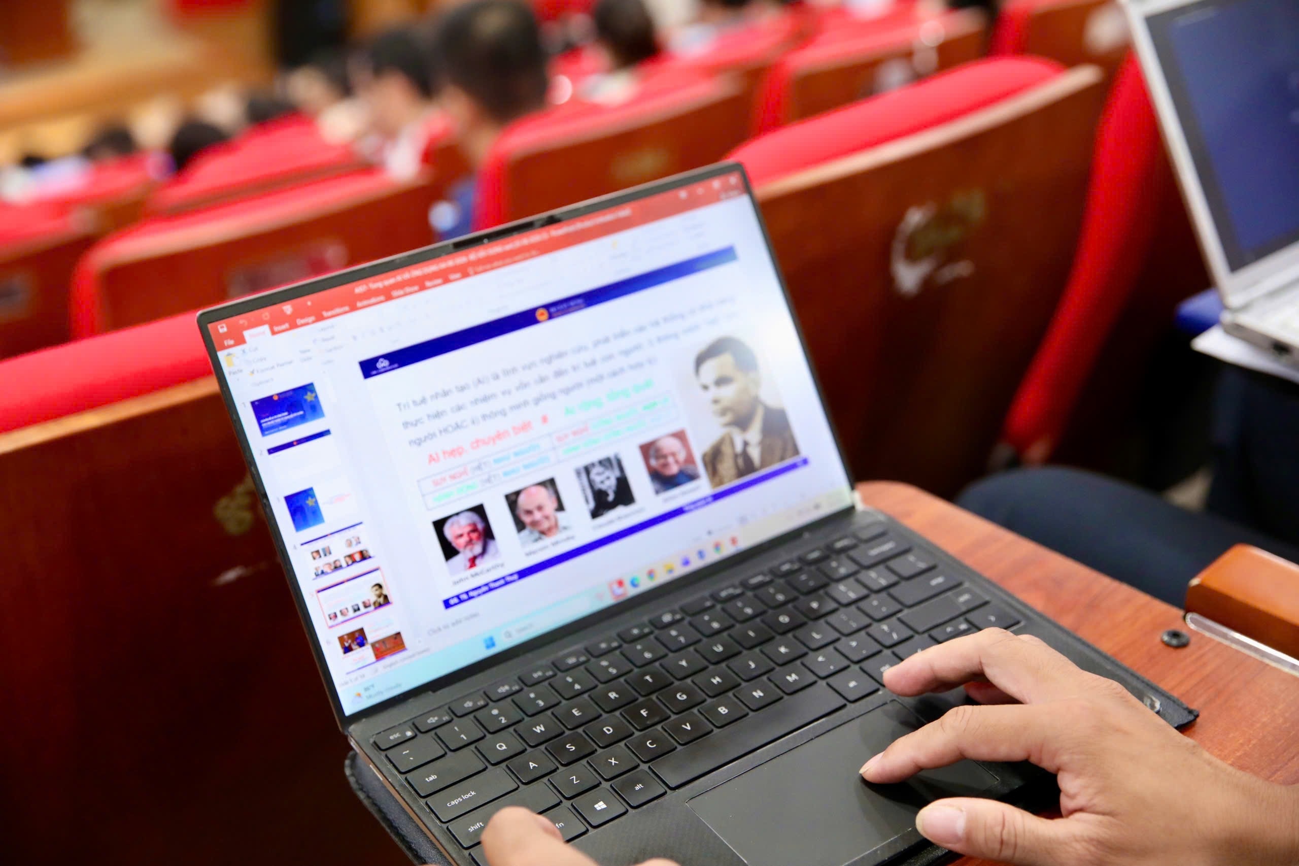 Ảnh 5: Học viên Bộ Xây dựng tích cực trao đổi, thực hành ứng dụng AI trên các tình huống nghiệp vụ thực tế. Ảnh 5: Học viên Bộ Xây dựng tích cực trao đổi, thực hành ứng dụng AI trên các tình huống nghiệp vụ thực tế.