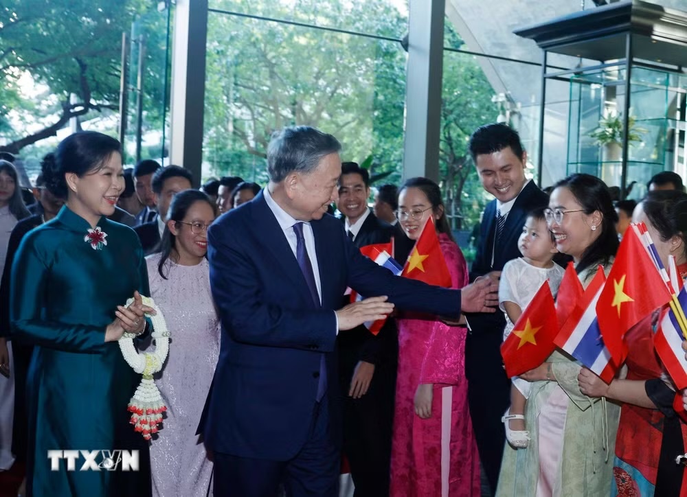 Nghị quyết của Bộ Chính trị về công tác người Việt Nam ở nước ngoài