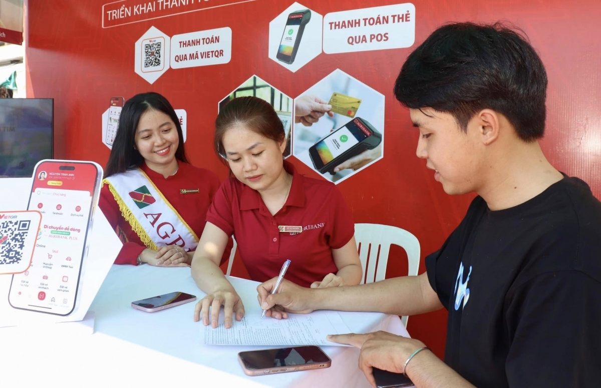 Ngân hàng Khu vực 10 tăng tốc chuyển đổi số Ngân hàng Khu vực 10 tăng tốc chuyển đổi số
