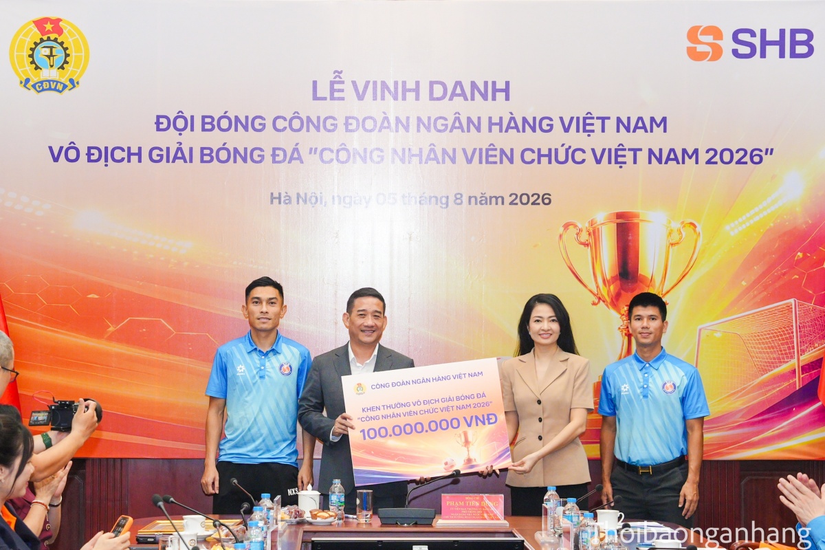 Công đoàn Ngân hàng Việt Nam trao thưởng cho tập thể đội bóng số tiền 100 triệu đồng