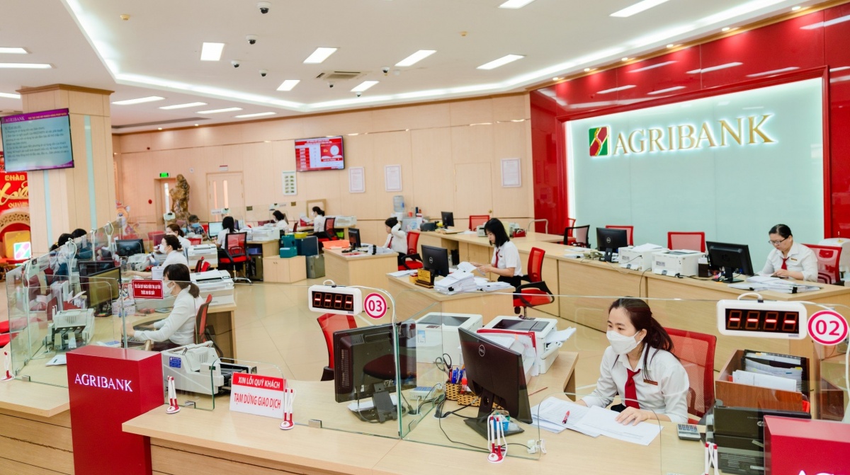 Nhu cầu vốn rất lớn, tạo áp lực lên hệ thống ngân hàng trong nước. Nhu cầu vốn rất lớn, tạo áp lực lên hệ thống ngân hàng trong nước.