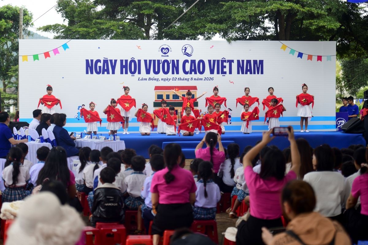 Toàn cảnh Ngày hội Vươn cao Việt Nam do Vinamilk và Quỹ sữa Vươn cao Việt Nam tổ chức tại Hiệp Thạnh, Lâm Đồng hôm 2/8 Ảnh: Hải An Toàn cảnh Ngày hội Vươn cao Việt Nam do Vinamilk và Quỹ sữa Vươn cao Việt Nam tổ chức tại Hiệp Thạnh, Lâm Đồng hôm 2/8 Ảnh: Hải An