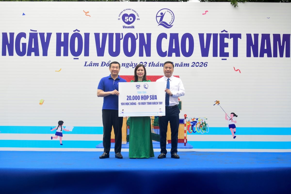 Đại diện Quỹ sữa Vươn cao Việt Nam, ông Đỗ Thanh Tuấn - Giám đốc Đối ngoại Vinamilk (bên trái) và ông Đinh Tiến Hải - Giám đốc Quỹ Bảo trợ Trẻ em Việt Nam - trao bảng tượng trưng các phần quà thiết thực cho đại diện Trường Tiểu học An Hiệp, xã Hiệp Thạnh Ảnh: Hải An Đại diện Quỹ sữa Vươn cao Việt Nam, ông Đỗ Thanh Tuấn - Giám đốc Đối ngoại Vinamilk (bên trái) và ông Đinh Tiến Hải - Giám đốc Quỹ Bảo trợ Trẻ em Việt Nam - trao bảng tượng trưng các phần quà thiết thực cho đại diện Trường Tiểu học An Hiệp, xã Hiệp Thạnh Ảnh: Hải An