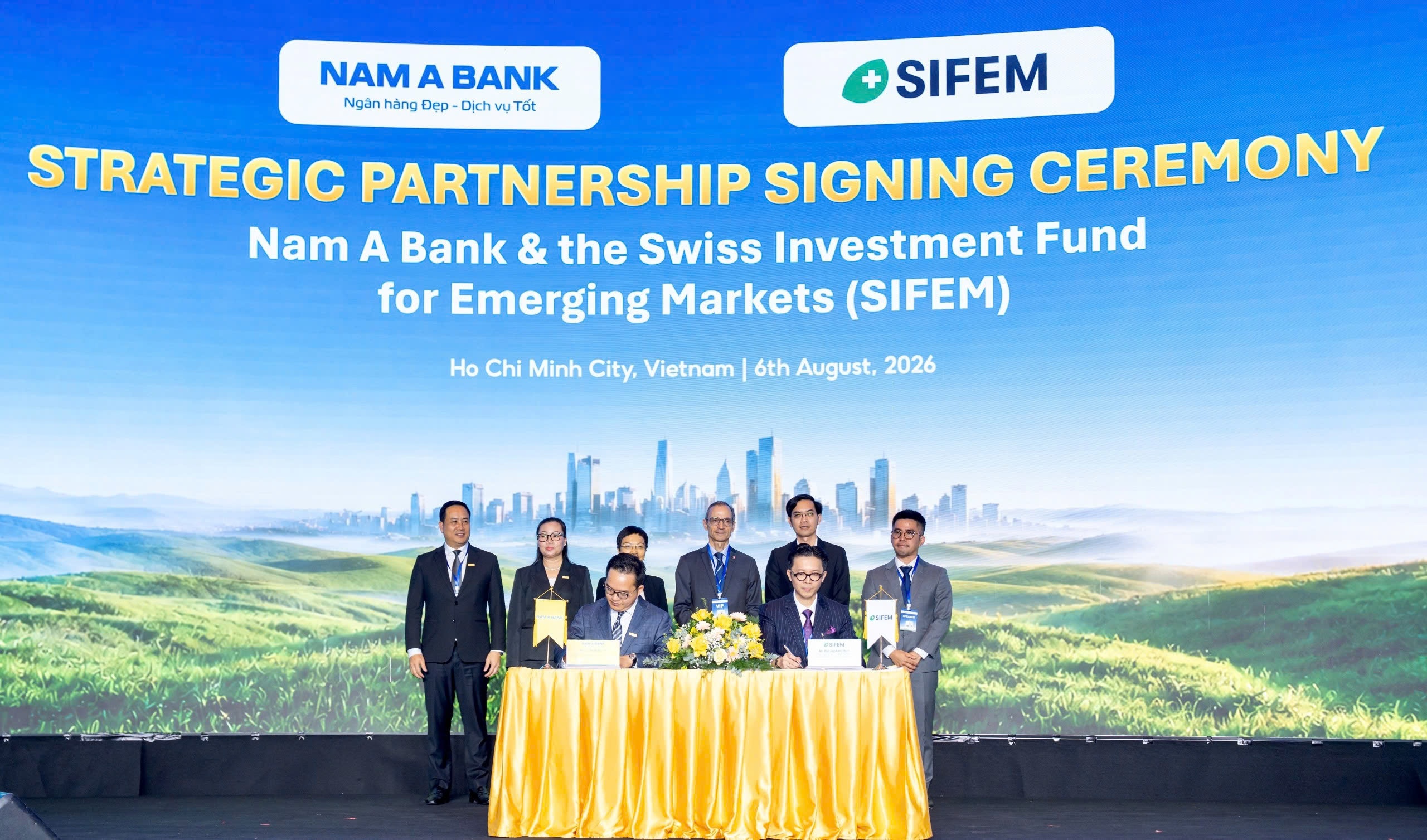 Nam A Bank và SIFEM ký kết thỏa thuận đối tác chiến lược tại Hội nghị. Ảnh: NamABank