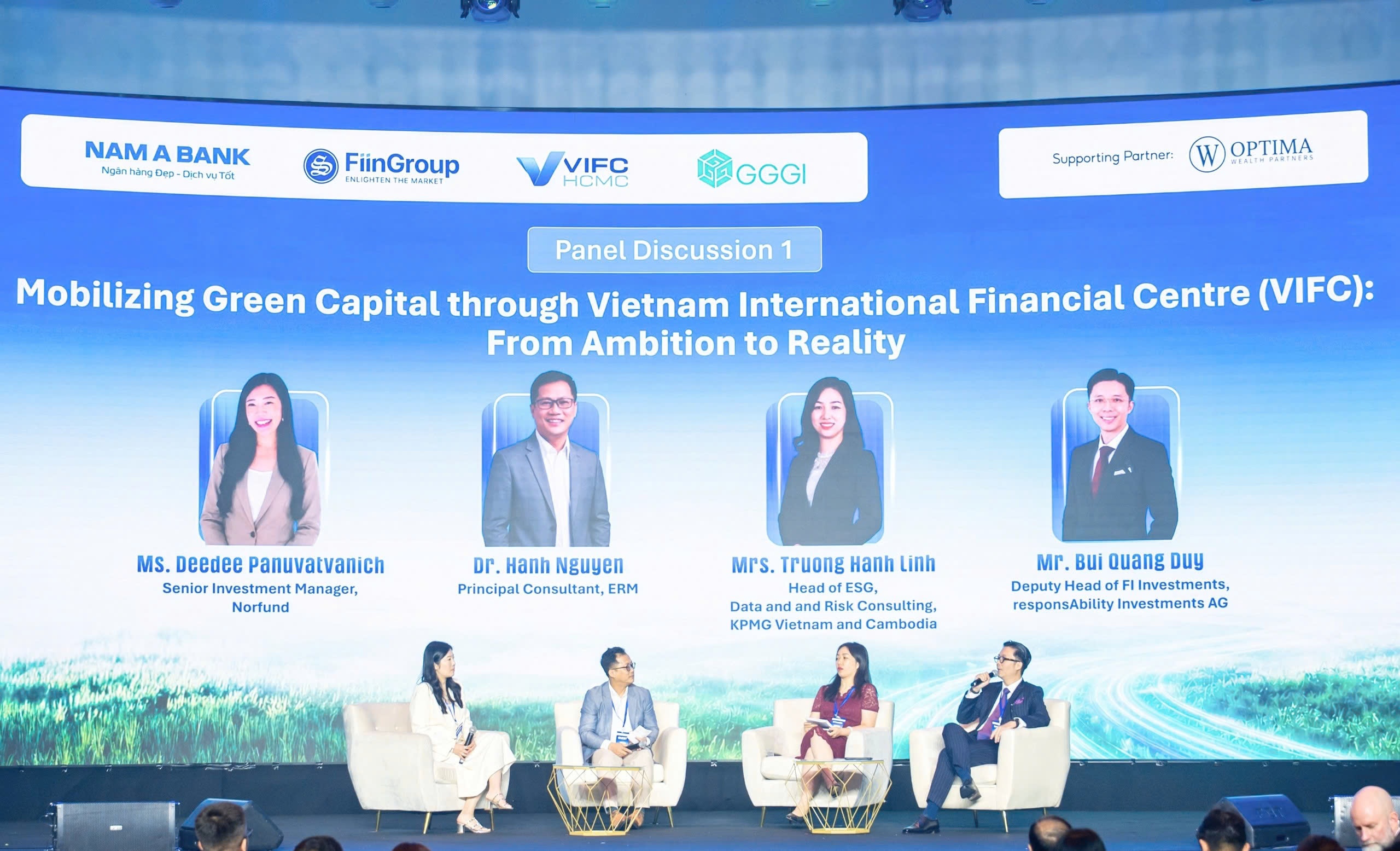 Các chuyên gia lĩnh vực tài chính xanh trong nước và quốc tế tham gia thảo luận tại Hội nghị. Ảnh: NamABank