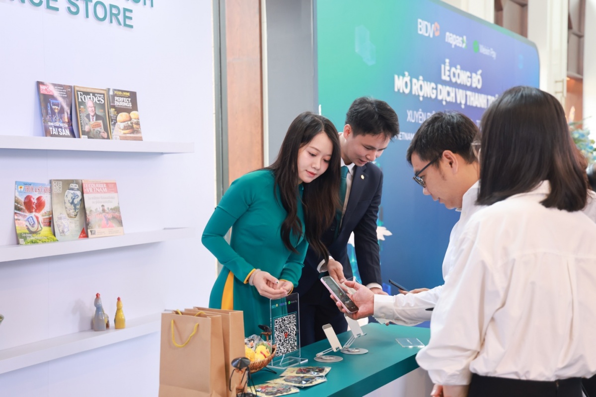 Khách hàng trải nghiệm dịch vụ tại sự kiện Khách hàng trải nghiệm dịch vụ tại sự kiện