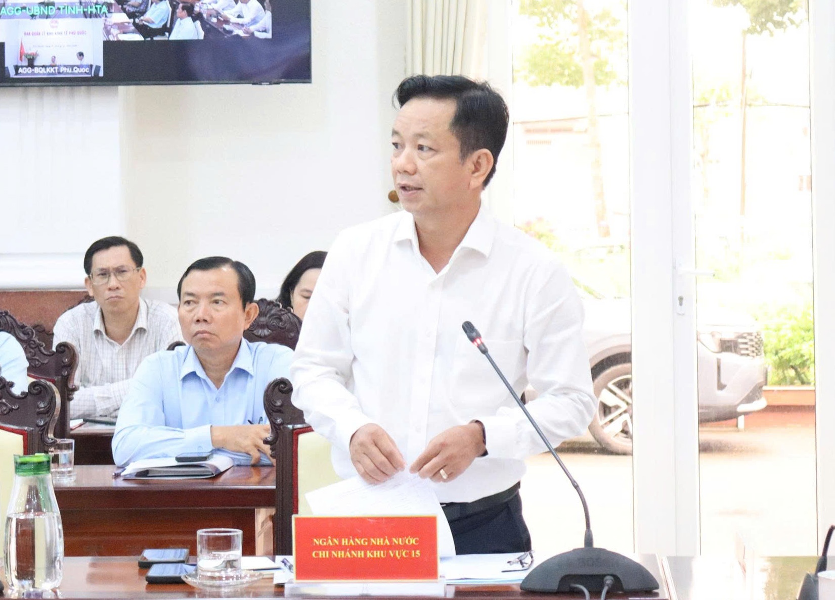 Ông Trần Văn Phước - Giám đốc NHNN Chi nhánh Khu vực 15: “NHNN Chi nhánh Khu vực 15 duy trì đường dây nóng tiếp nhận phản ánh của doanh nghiệp và cam kết trong vòng ba ngày sẽ bố trí tiếp xúc song phương để tháo gỡ khó khăn trong tiếp cận tín dụng.” - Ảnh: NHNN khu vực 15 Ông Trần Văn Phước - Giám đốc NHNN Chi nhánh Khu vực 15: “NHNN Chi nhánh Khu vực 15 duy trì đường dây nóng tiếp nhận phản ánh của doanh nghiệp và cam kết trong vòng ba ngày sẽ bố trí tiếp xúc song phương để tháo gỡ khó khăn trong tiếp cận tín dụng.” - Ảnh: NHNN khu vực 15