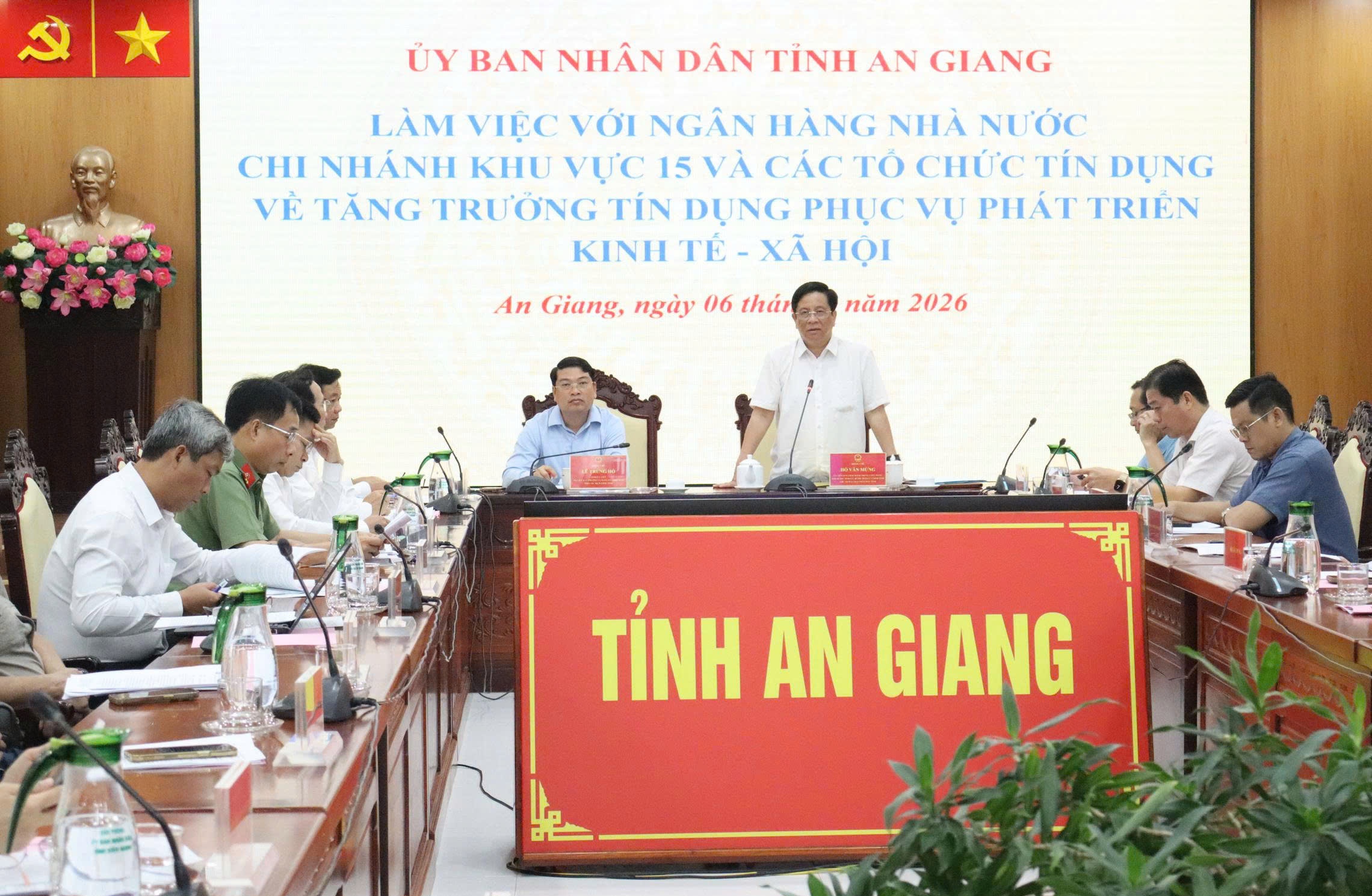 Chủ tịch UBND tỉnh An Giang Hồ Văn Mừng chủ trì hội nghị. Tham dự có Phó Chủ tịch UBND tỉnh Lê Trung Hồ; Giám đốc NHNN Chi nhánh Khu vực 15 Trần Văn Phước; đại diện lãnh đạo các sở, ngành, cơ quan tư pháp, hiệp hội doanh nghiệp cùng lãnh đạo các tổ chức tín dụng trên địa bàn. Ảnh: NHNN khu vực 15 Chủ tịch UBND tỉnh An Giang Hồ Văn Mừng chủ trì hội nghị. Tham dự có Phó Chủ tịch UBND tỉnh Lê Trung Hồ; Giám đốc NHNN Chi nhánh Khu vực 15 Trần Văn Phước; đại diện lãnh đạo các sở, ngành, cơ quan tư pháp, hiệp hội doanh nghiệp cùng lãnh đạo các tổ chức tín dụng trên địa bàn. Ảnh: NHNN khu vực 15