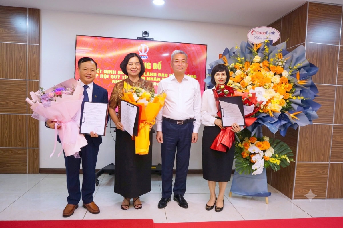 Ông Nguyễn Quốc Cường - Bí thư Đảng bộ, Chủ tịch Hội đồng Quản trị Ngân hàng Hợp tác xã Việt Nam, Chủ tịch Hiệp hội QTDND Việt Nam trao Quyết định cho Ban Tổng Thư ký. Ông Nguyễn Quốc Cường - Bí thư Đảng bộ, Chủ tịch Hội đồng Quản trị Ngân hàng Hợp tác xã Việt Nam, Chủ tịch Hiệp hội QTDND Việt Nam trao Quyết định cho Ban Tổng Thư ký.