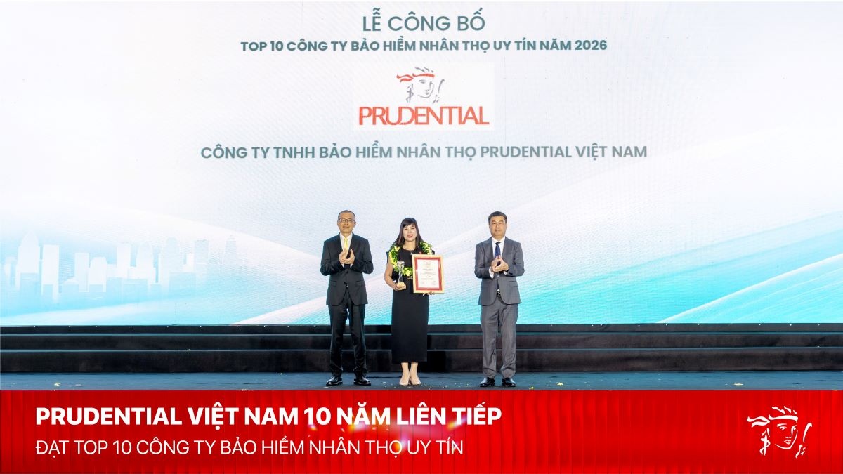 Bà Lê Hương Ly - Phó Tổng Giám đốc Pháp lý, Truyền thông và Đối ngoại Prudential Việt Nam (giữa) trong lễ vinh danh Bà Lê Hương Ly - Phó Tổng Giám đốc Pháp lý, Truyền thông và Đối ngoại Prudential Việt Nam (giữa) trong lễ vinh danh