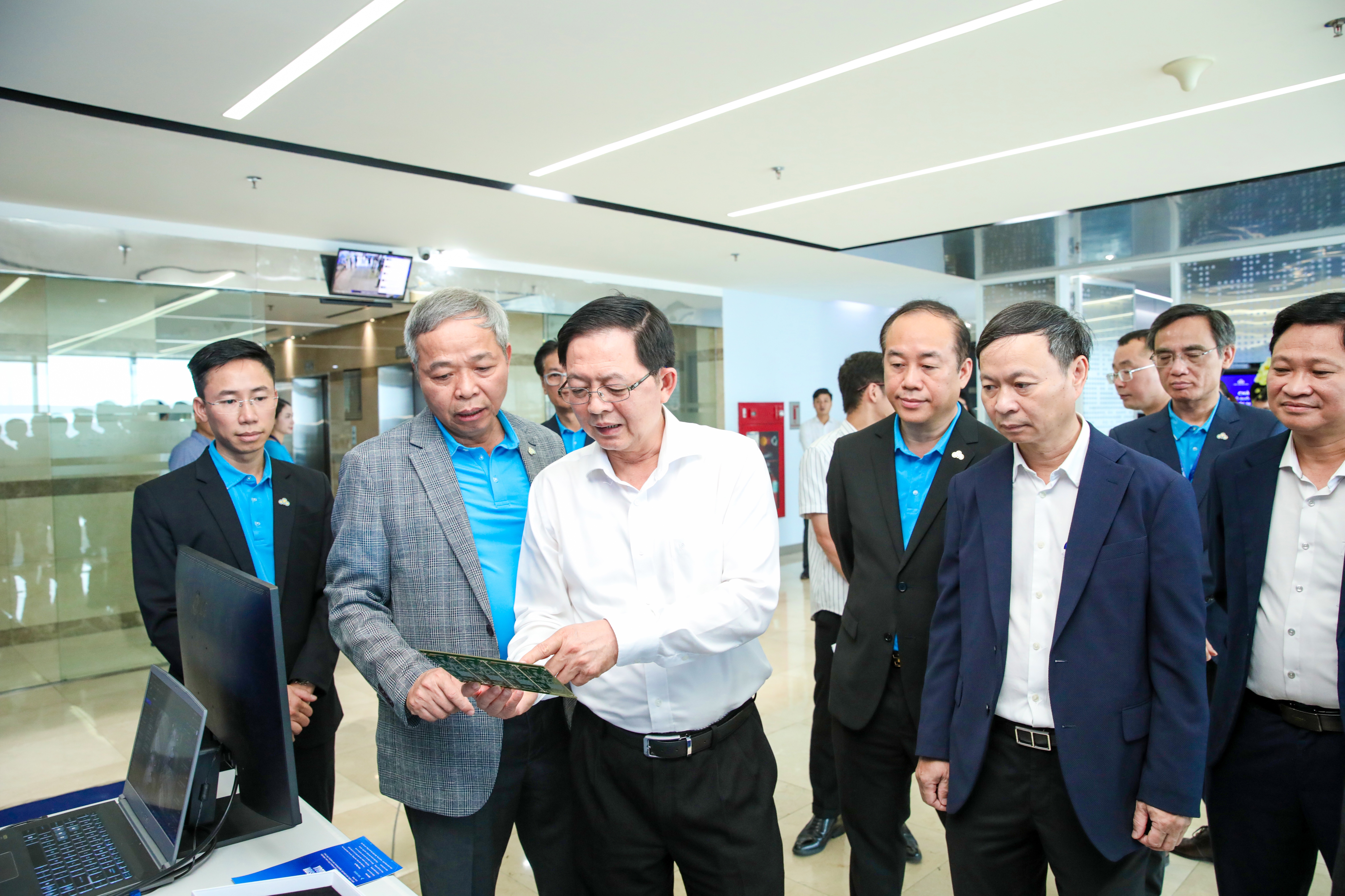 Phó Thủ tướng Hồ Quốc Dũng và Đoàn công tác tham quan khu vực trưng bày, tìm hiểu các sản phẩm, giải pháp công nghệ của CMC. Phó Thủ tướng Hồ Quốc Dũng và Đoàn công tác tham quan khu vực trưng bày, tìm hiểu các sản phẩm, giải pháp công nghệ của CMC.