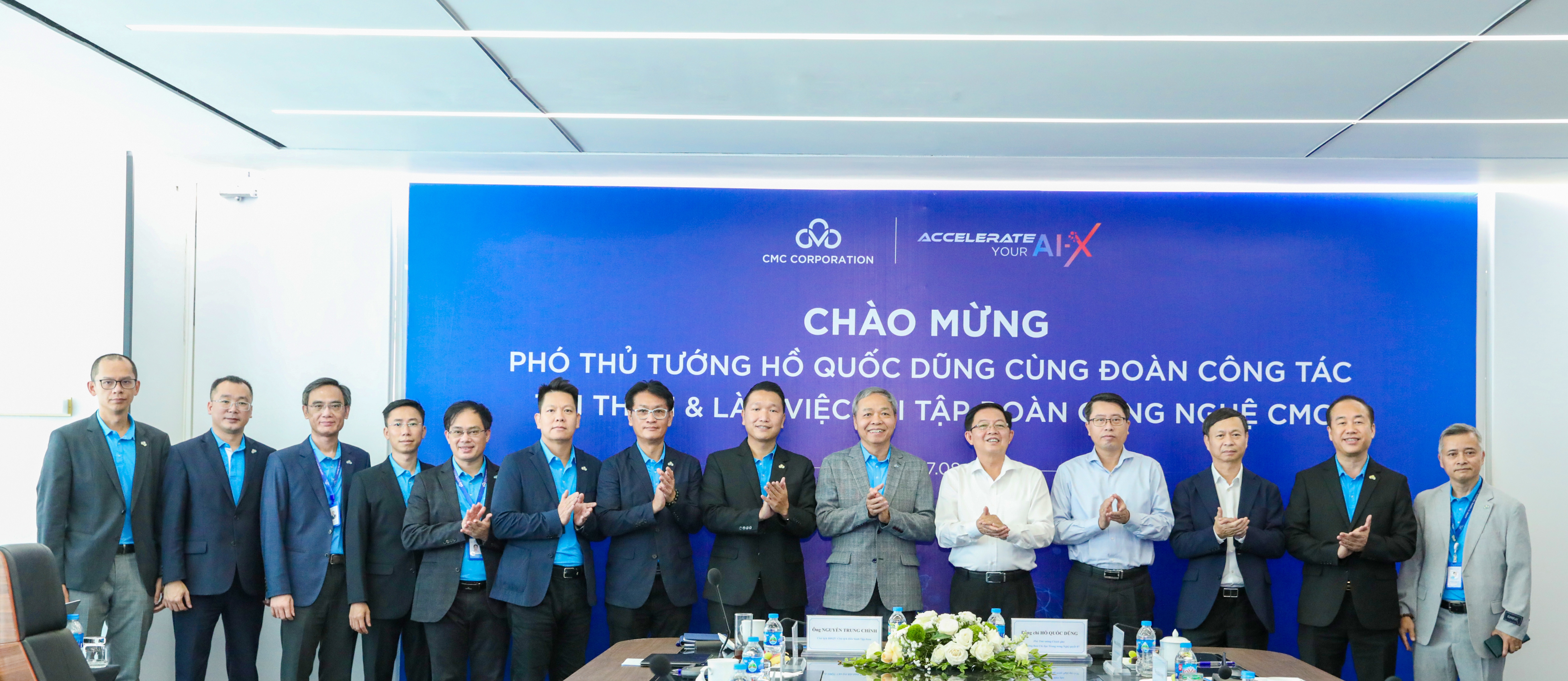 Phó Thủ tướng Hồ Quốc Dũng và đoàn công tác chụp ảnh lưu niệm cùng lãnh đạo Tập đoàn Công nghệ CMC. Phó Thủ tướng Hồ Quốc Dũng và đoàn công tác chụp ảnh lưu niệm cùng lãnh đạo Tập đoàn Công nghệ CMC.
