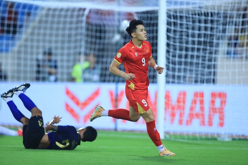 Đình Bắc giành danh hiệu cầu thủ xuất sắc trong trận thắng Capuchia 3-1